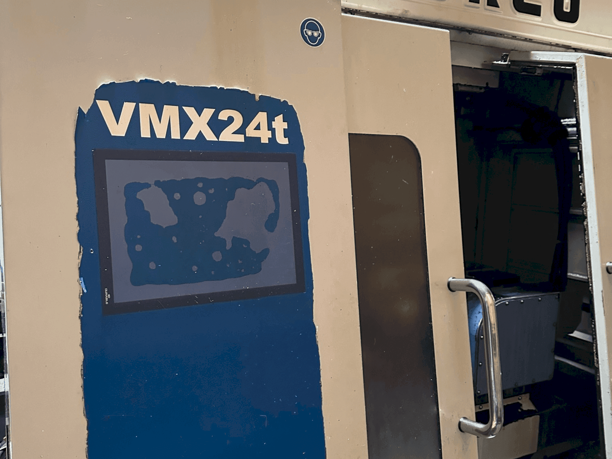 Frontansicht der Hurco VMX24t Maschine