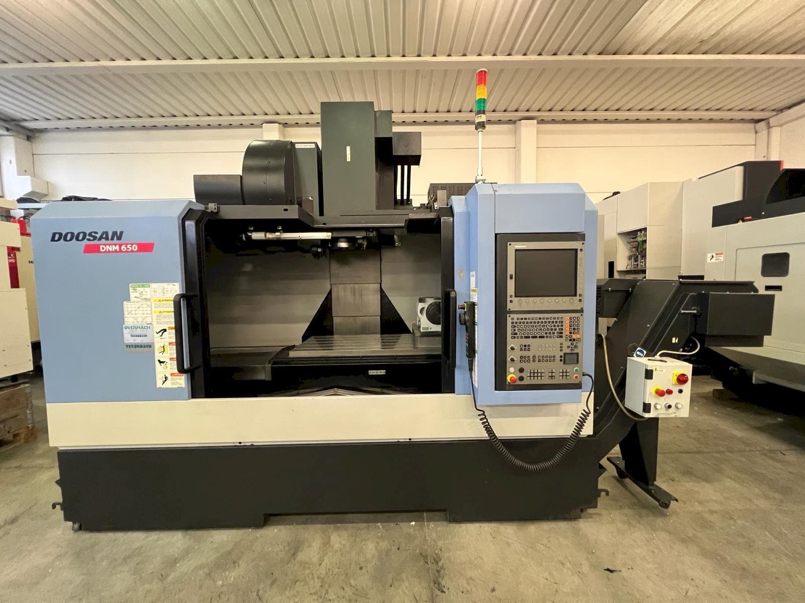 Frontansicht der DOOSAN DNM 650  Maschine