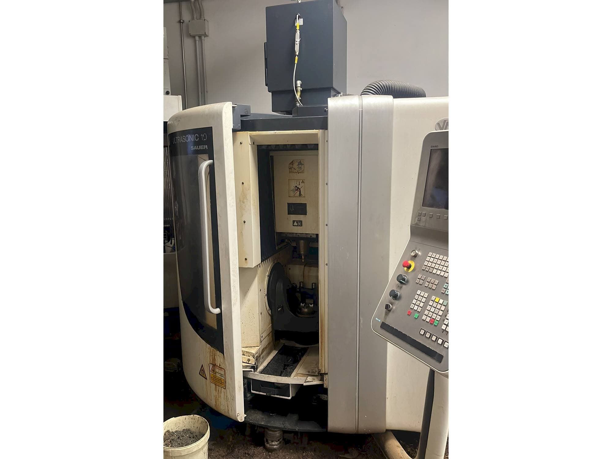 Frontansicht der DMG ultrasonic 10 sauer  Maschine