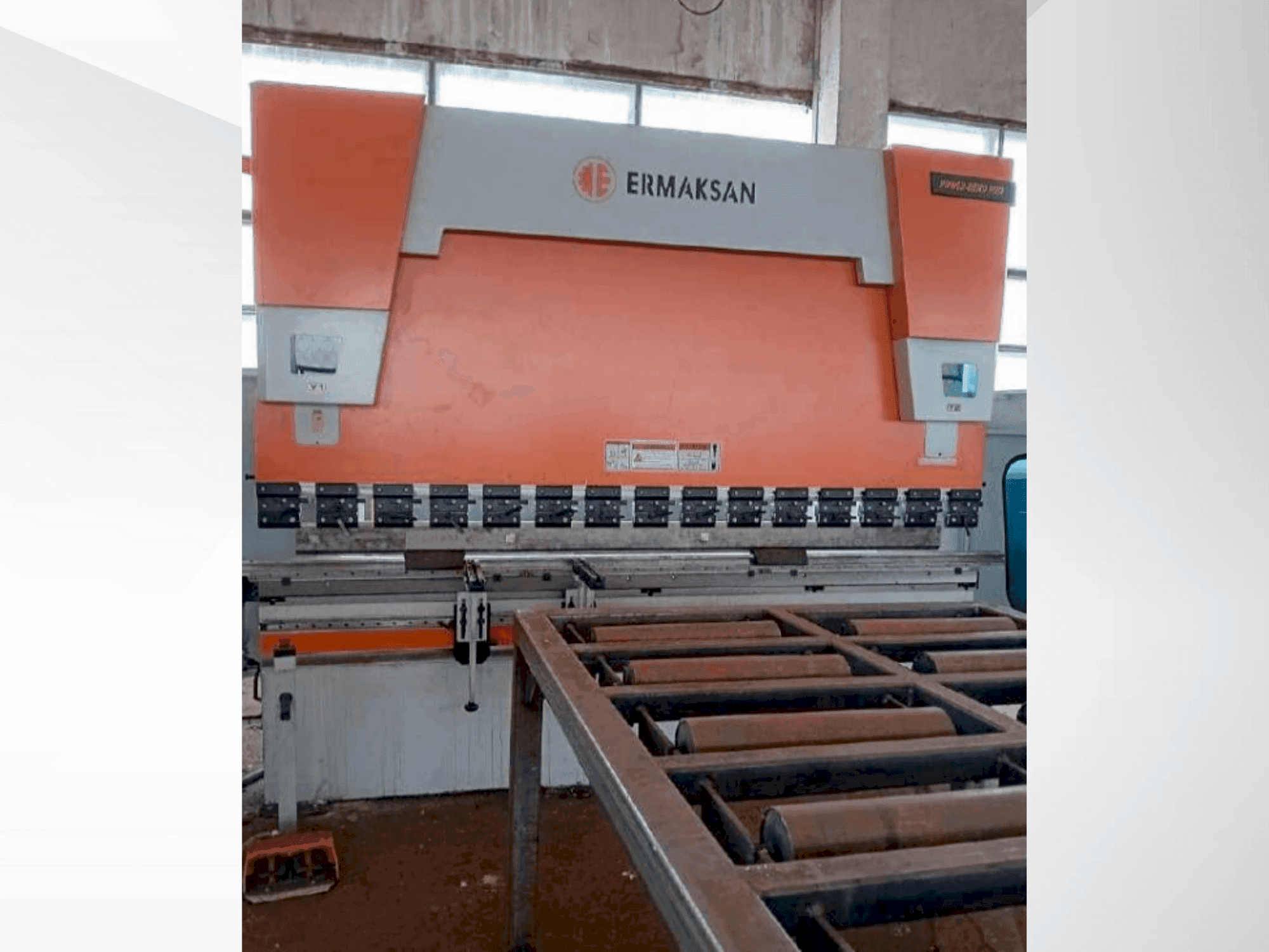 Frontansicht der ERMAKSAN POWER BEND PRO 3100-175  Maschine