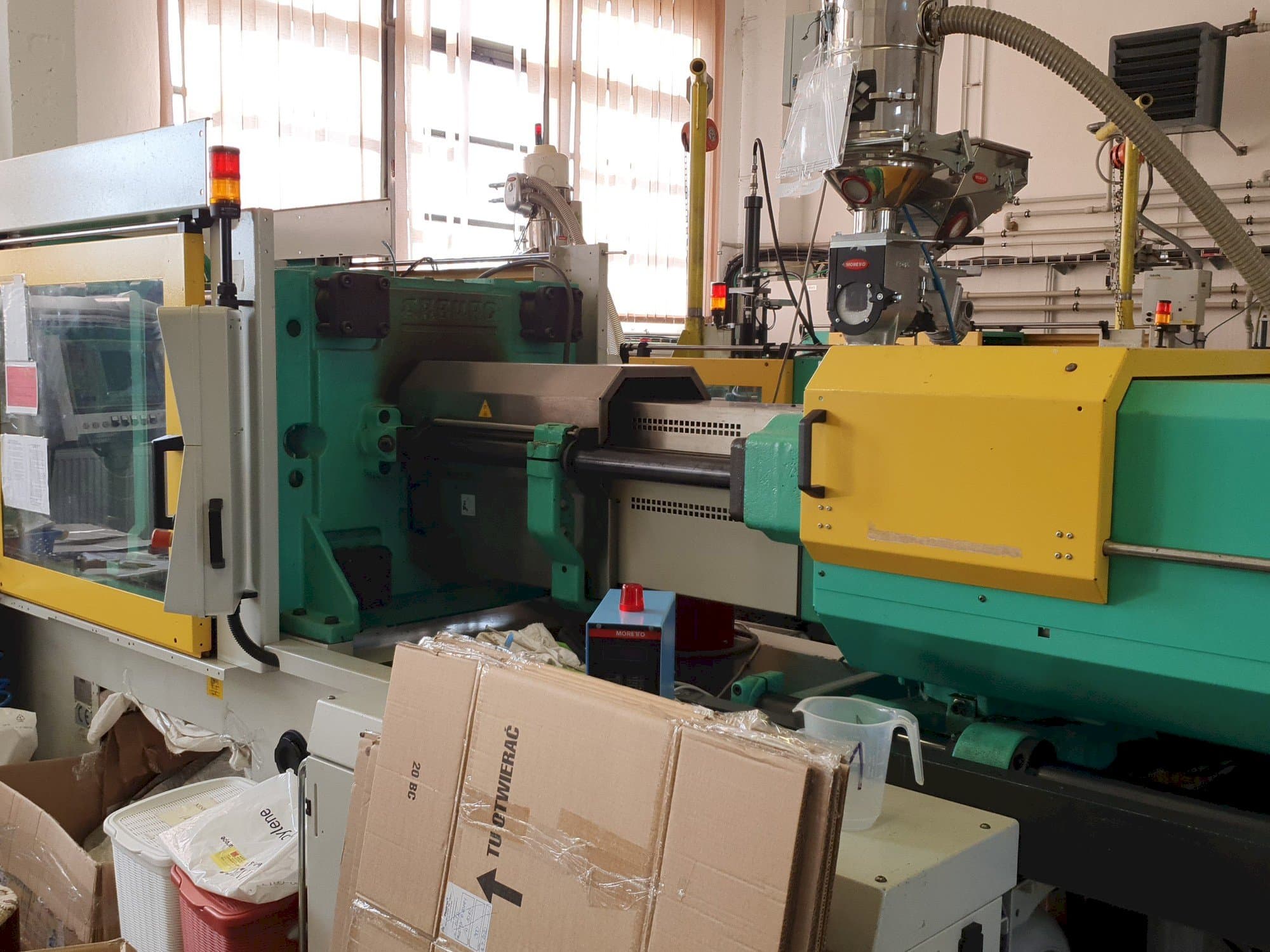 Frontansicht der Arburg 570C 2200 - 1300  Maschine