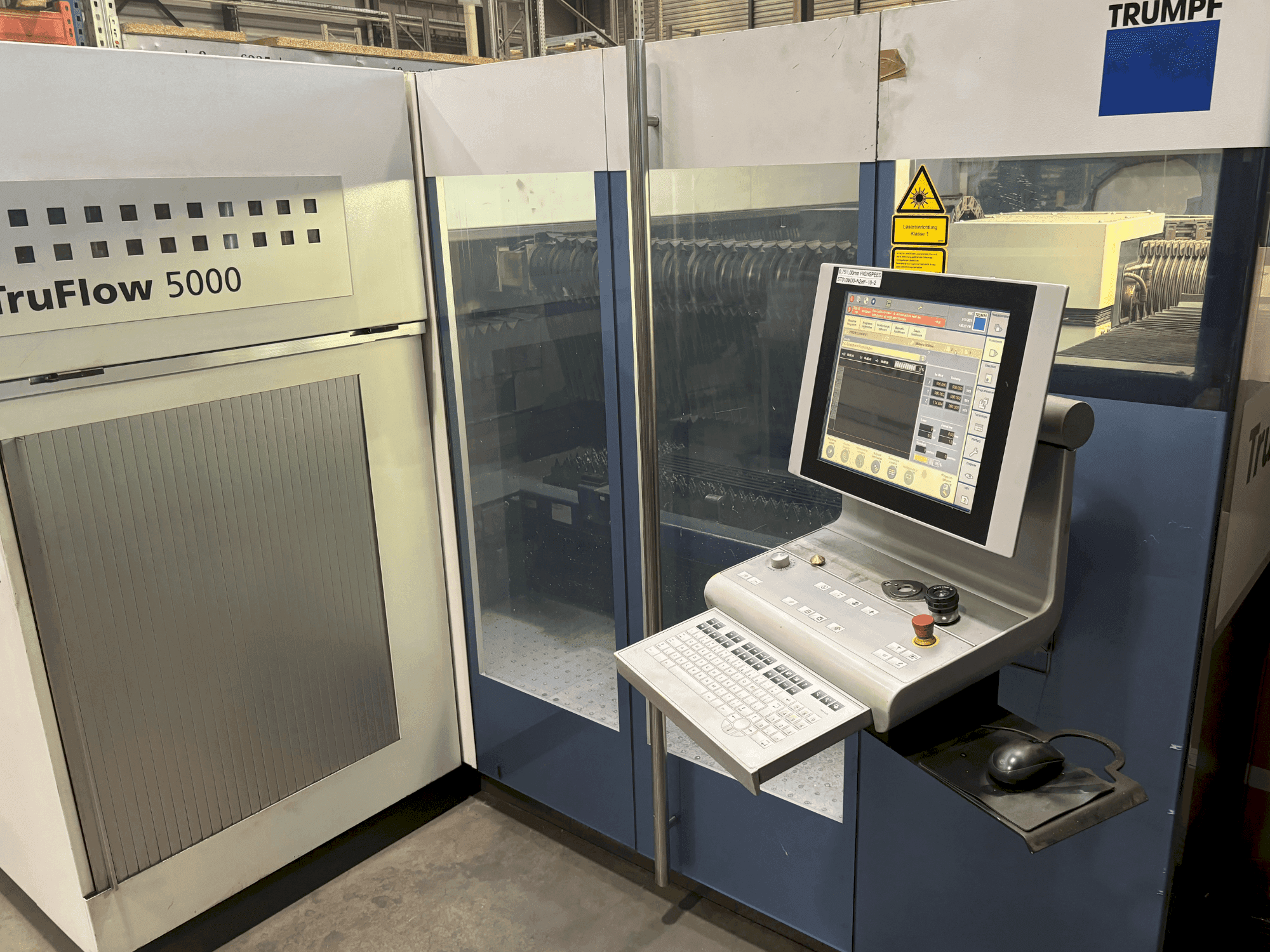 Frontansicht der TRUMPF TruLaser 3030  Maschine