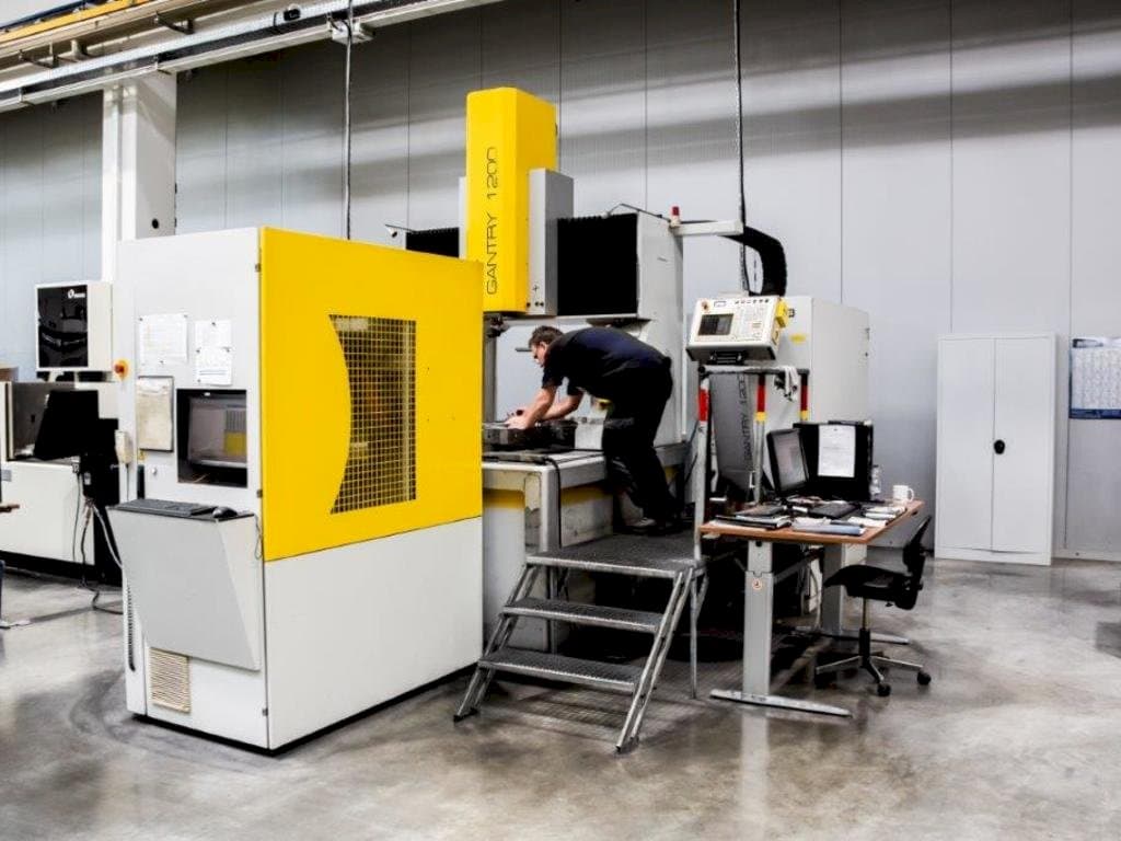 Frontansicht der OPS-INGERSOLL Gantry 1200  Maschine