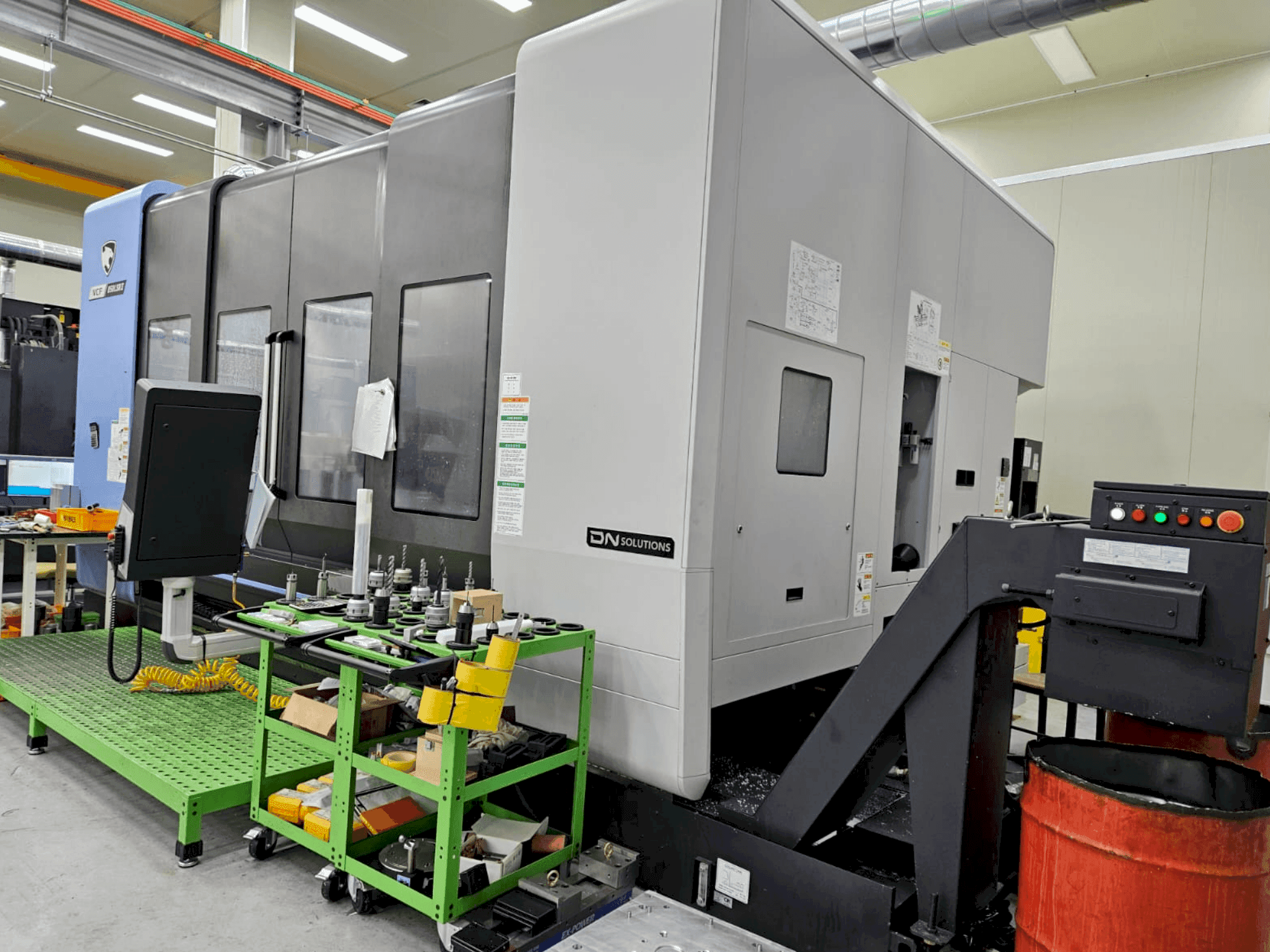 Frontansicht der DN SOLUTIONS VCF 850LSRII  Maschine