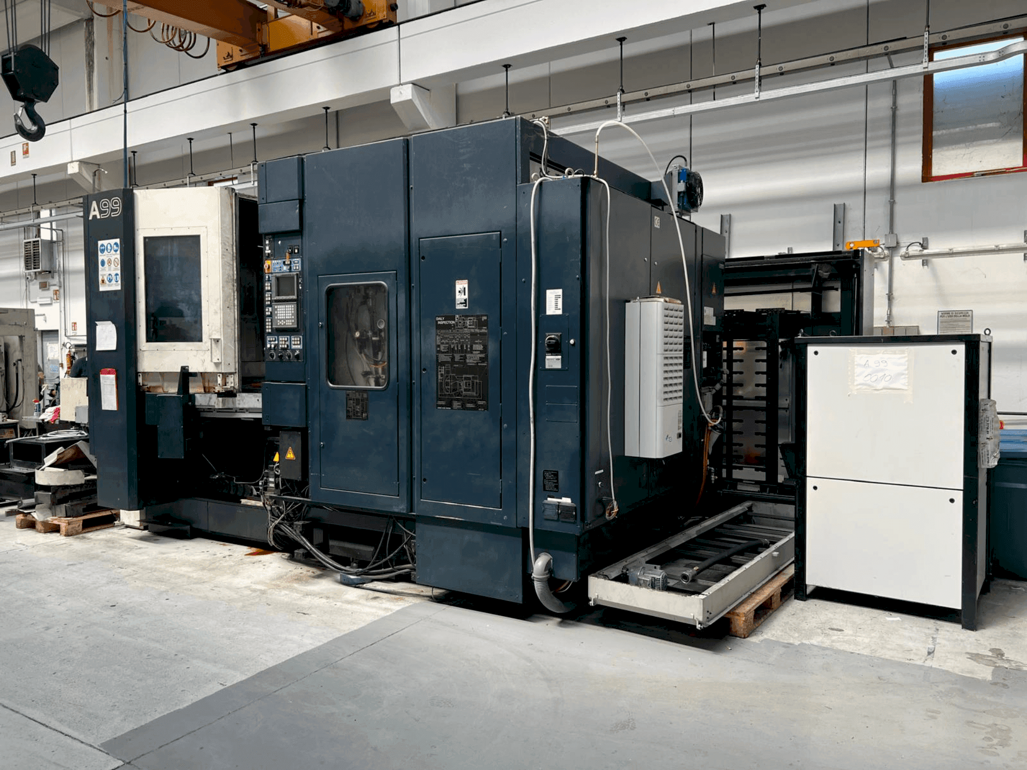 Frontansicht der Makino A99-A132  Maschine