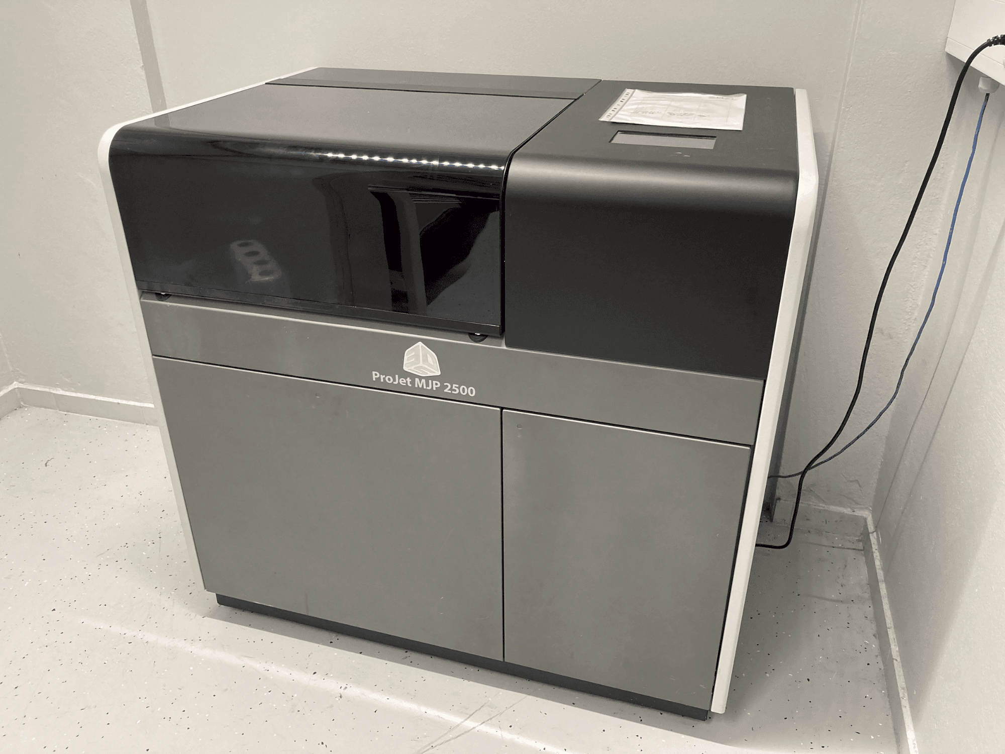 Frontansicht der 3DSYSTEMS Projet 2500 Plus  Maschine