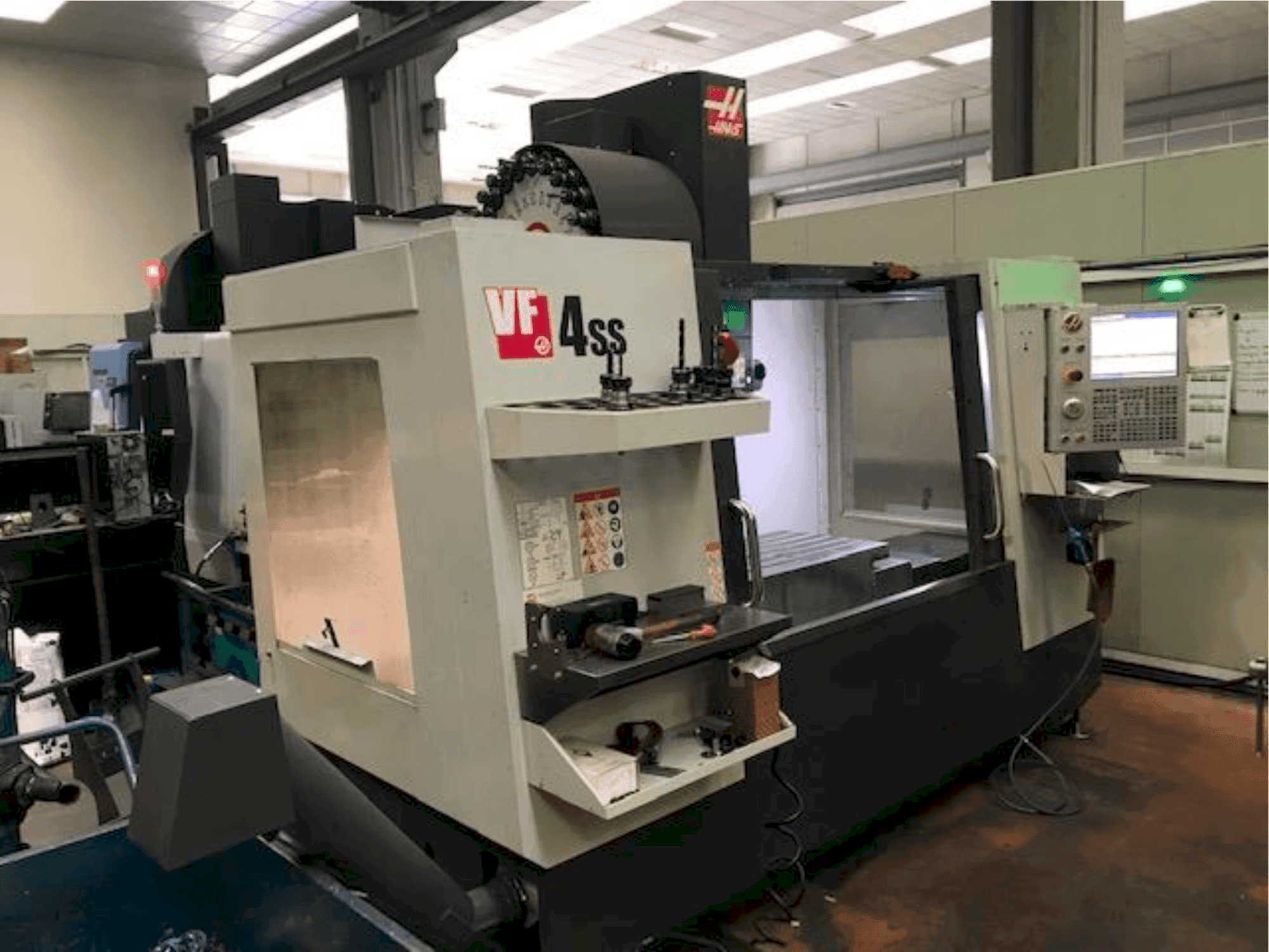 Linke Seitenansicht der HAAS VF 4 SS  Maschine