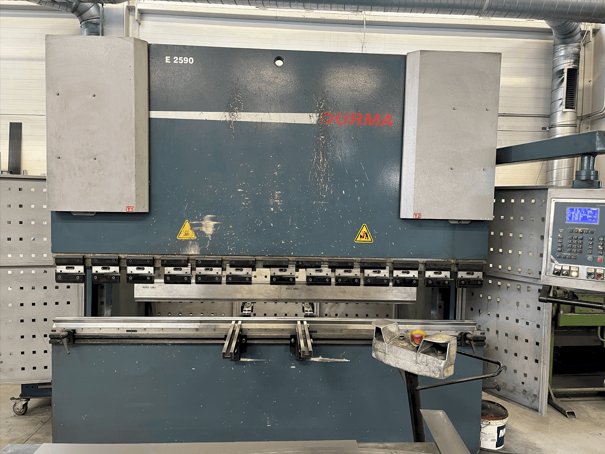 Frontansicht der Durma E 2590  Maschine