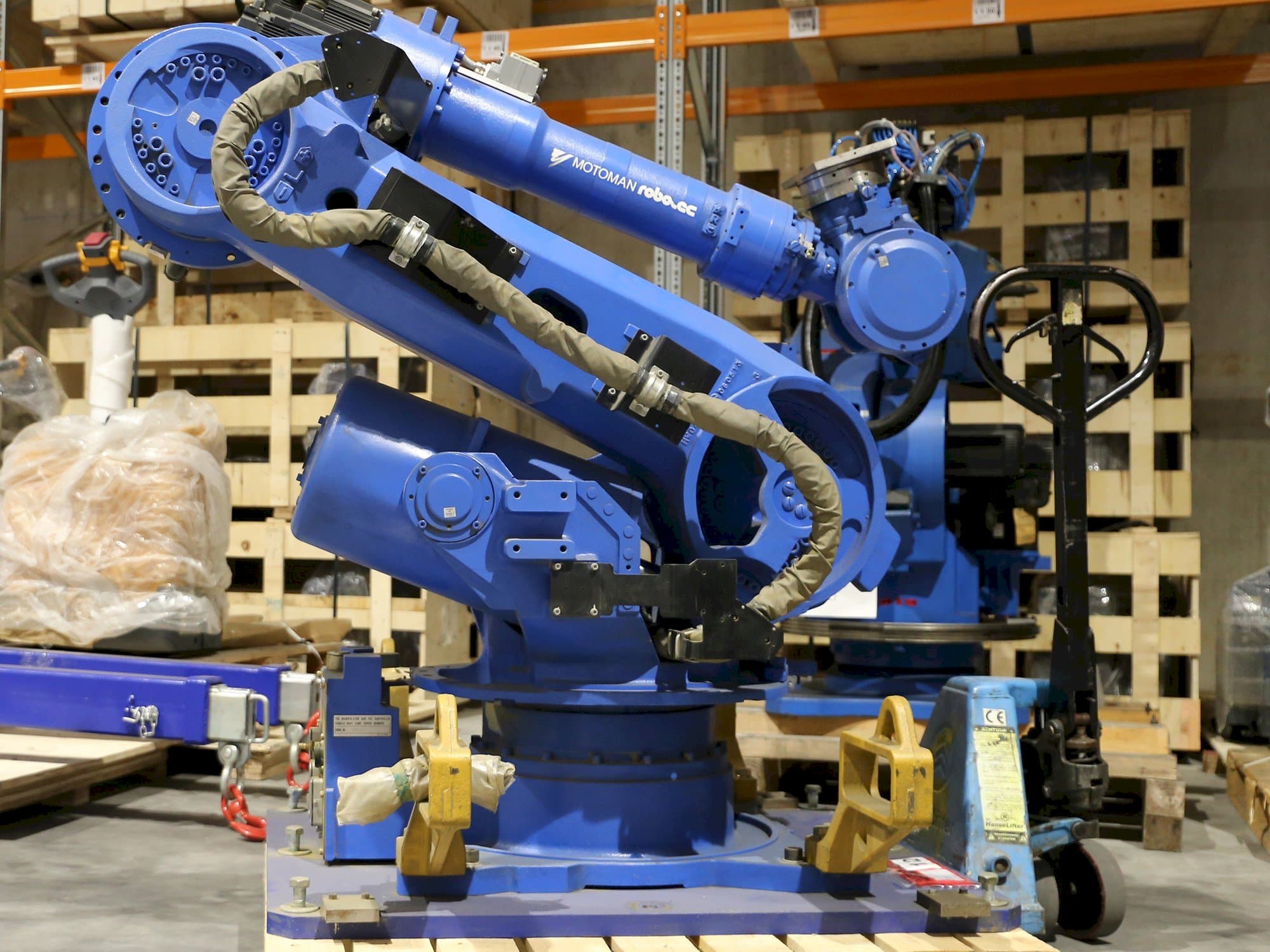 Linke Seitenansicht der Yaskawa Motoman ES165  Maschine