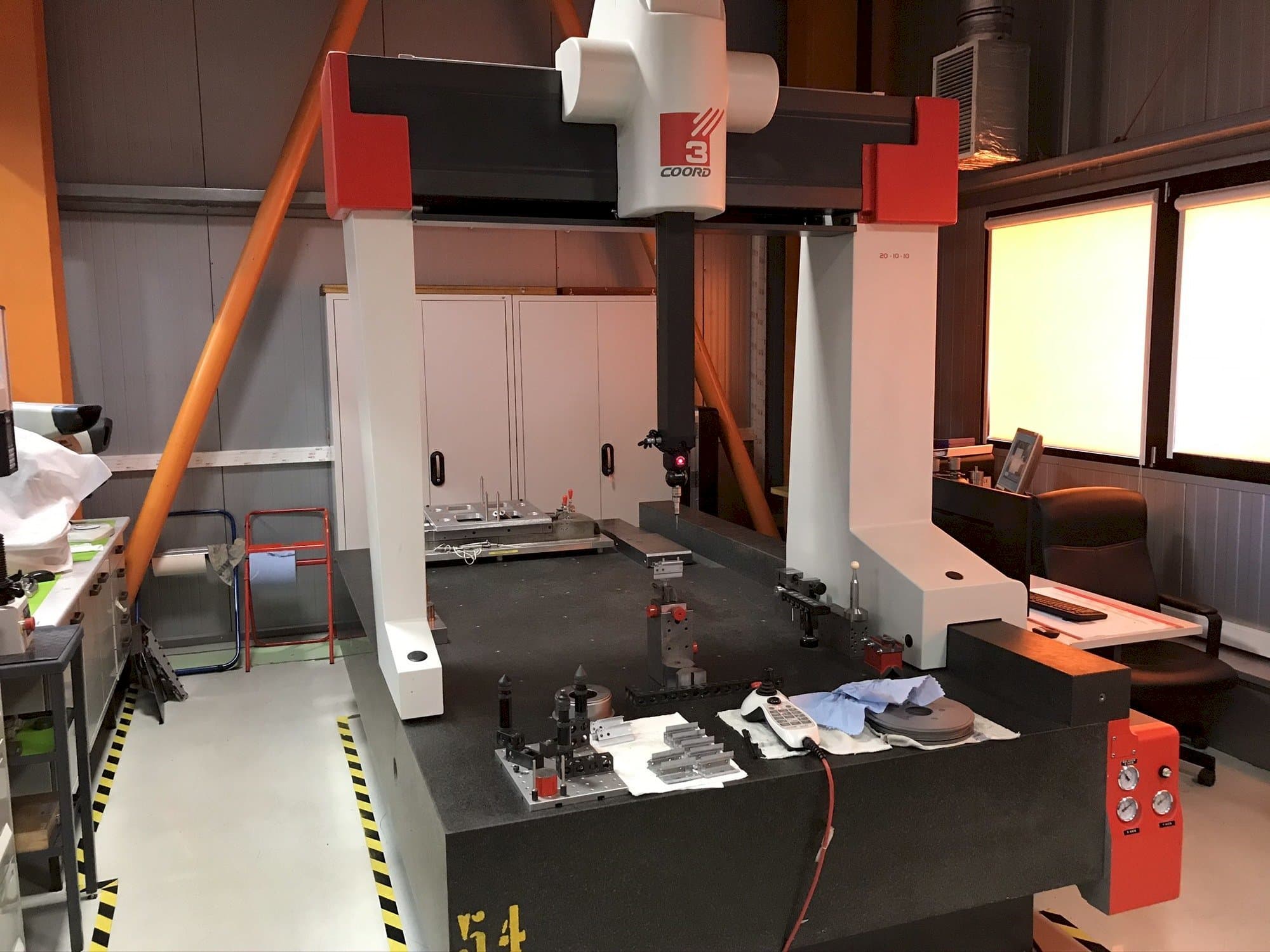 Frontansicht der Coord3 MC16 20-10-10  Maschine