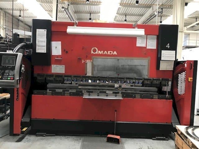 Frontansicht der AMADA HFE 100-3  Maschine