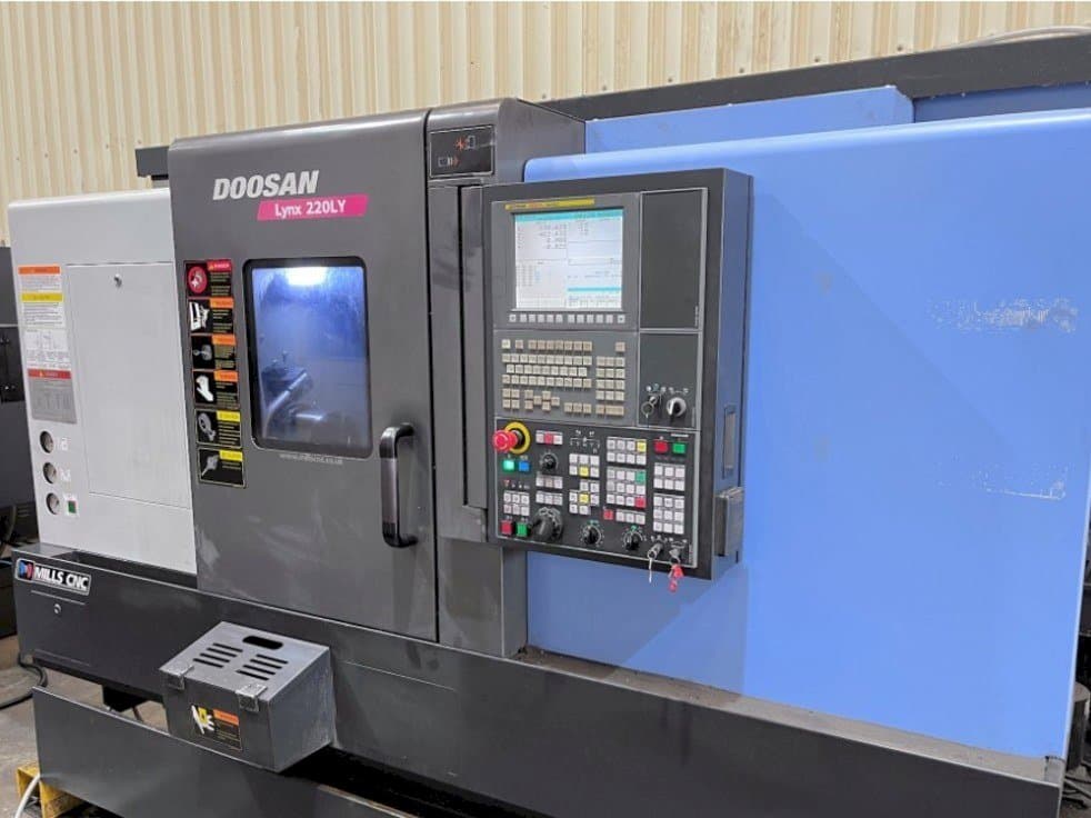 Frontansicht der Doosan Lynx 220LYC  Maschine