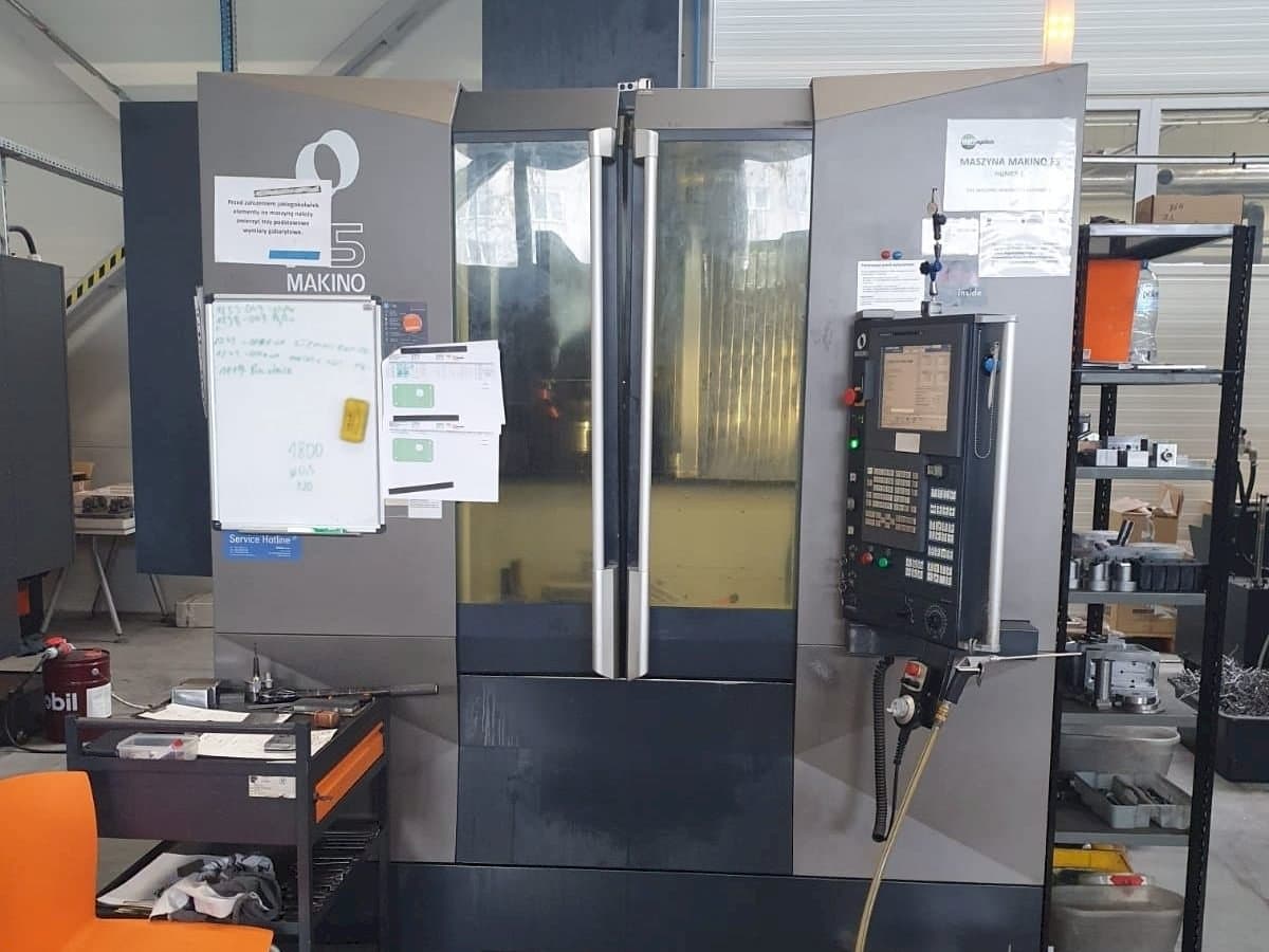 Frontansicht der Makino F5  Maschine