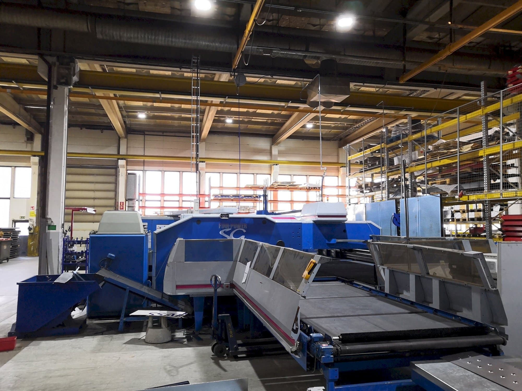 Frontansicht der Finn-Power SG6  Maschine