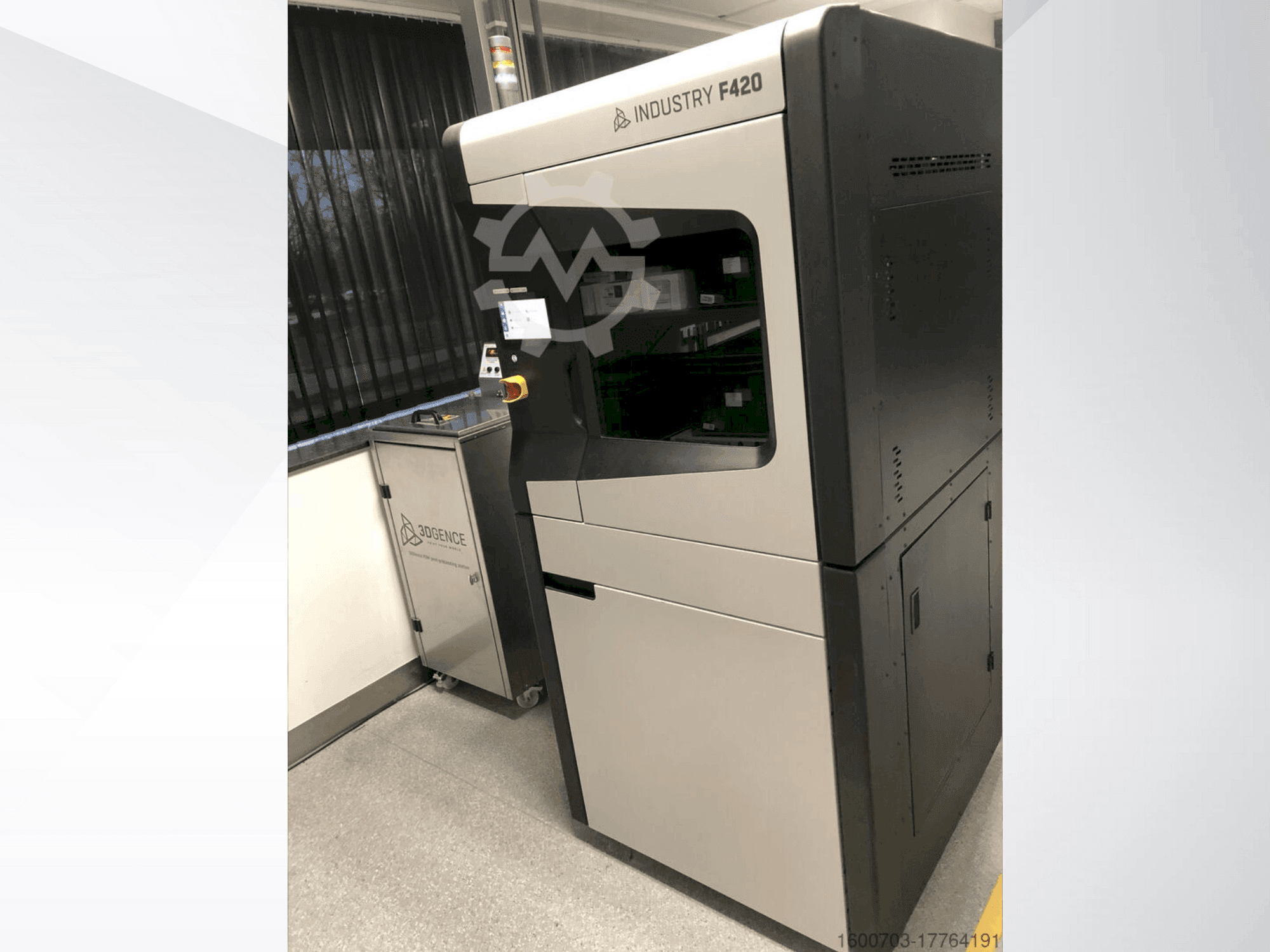 Frontansicht der 3DGENCE Industry F420  Maschine