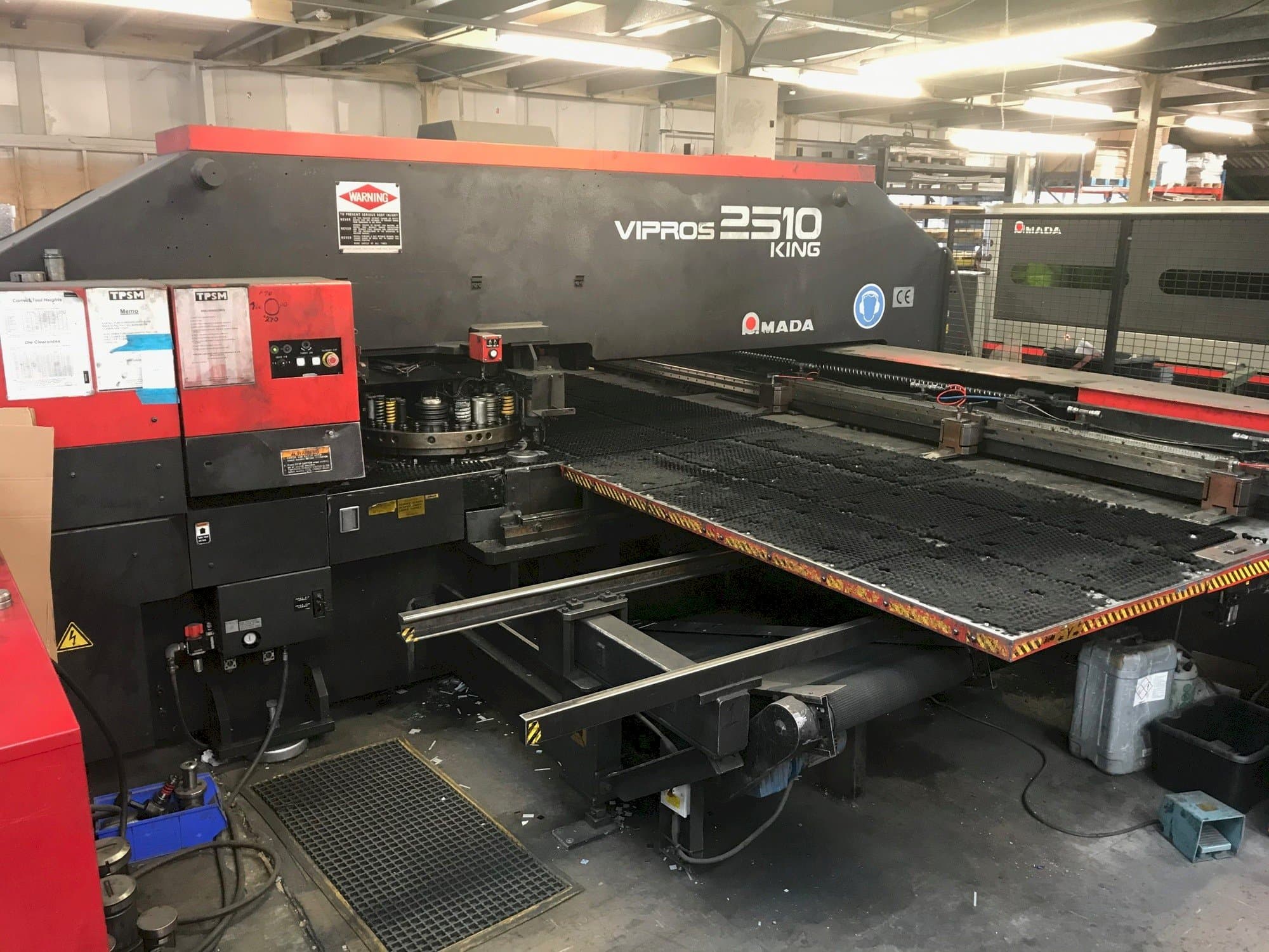 Frontansicht der AMADA VIPROS 2510 KING  Maschine