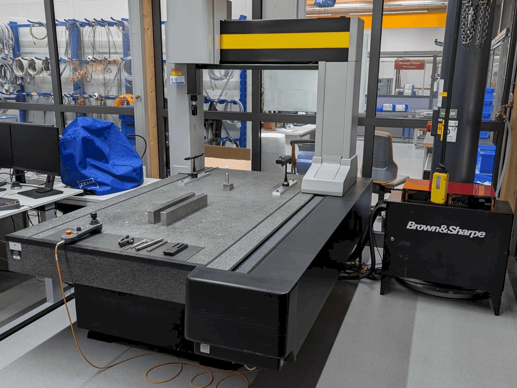 Frontansicht der BROWN & SHARPE Chameleon  Maschine