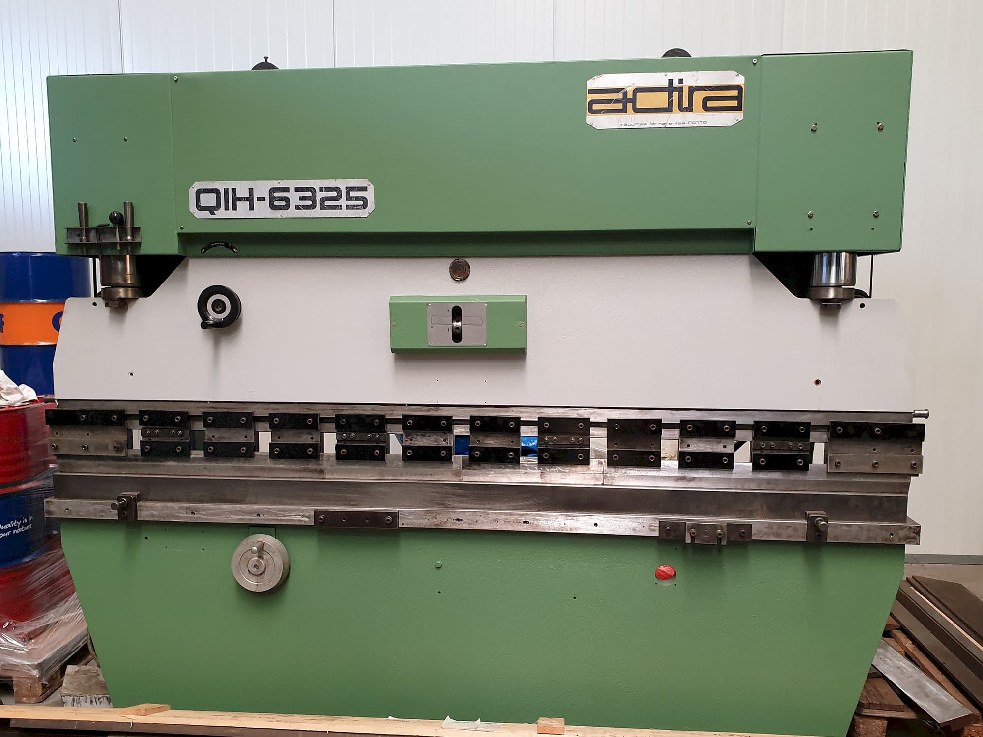 Frontansicht der ADIRA QIH 6325 Maschine