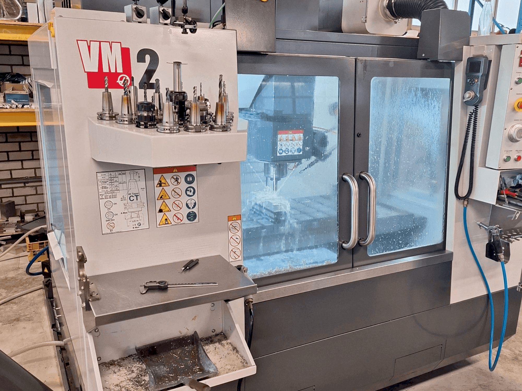 Frontansicht der HAAS VM-2  Maschine