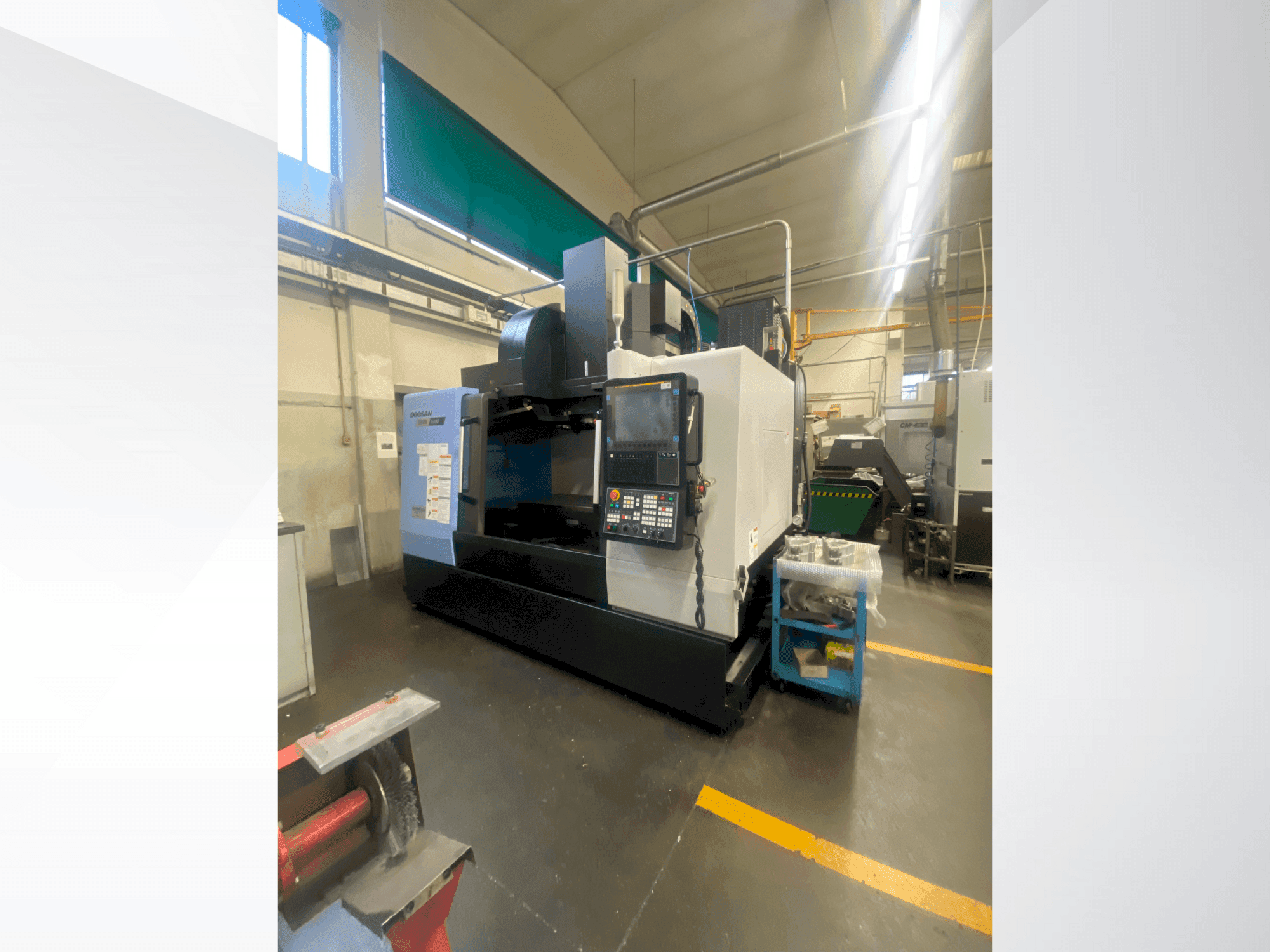 Frontansicht der DOOSAN DNM 5700  Maschine