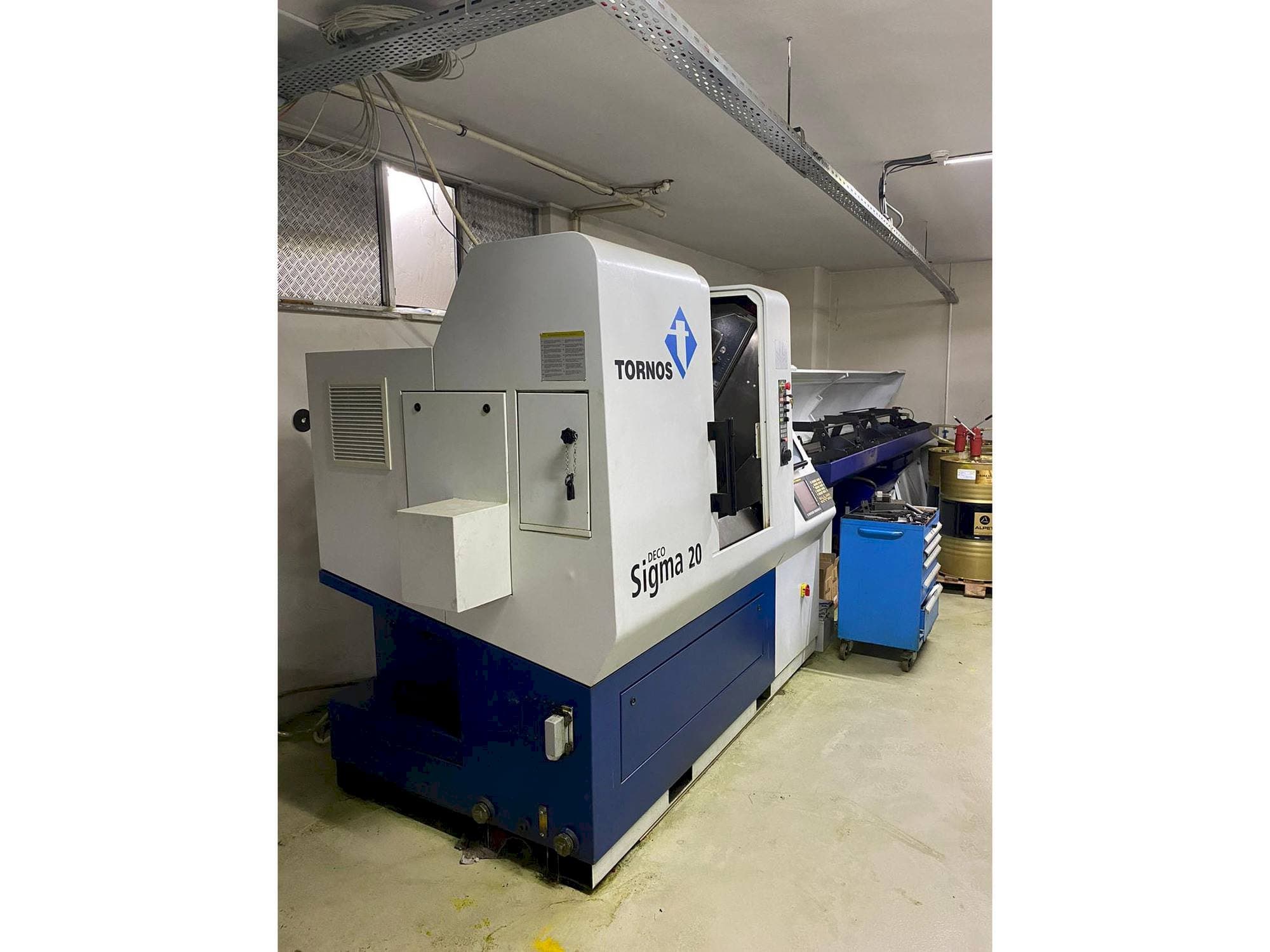 Linke Seitenansicht der Tornos Delta Sigma 20  Maschine