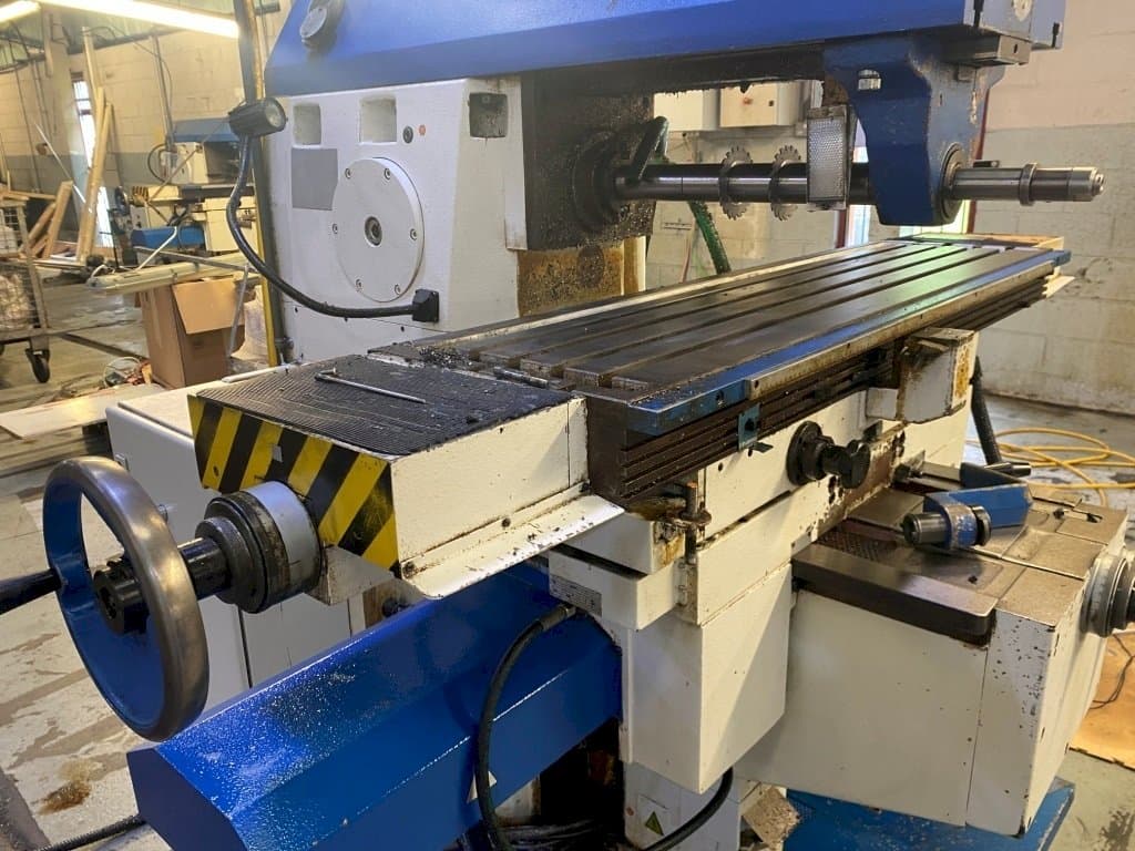 Frontansicht der TOS Olomouc FGU 32  Maschine