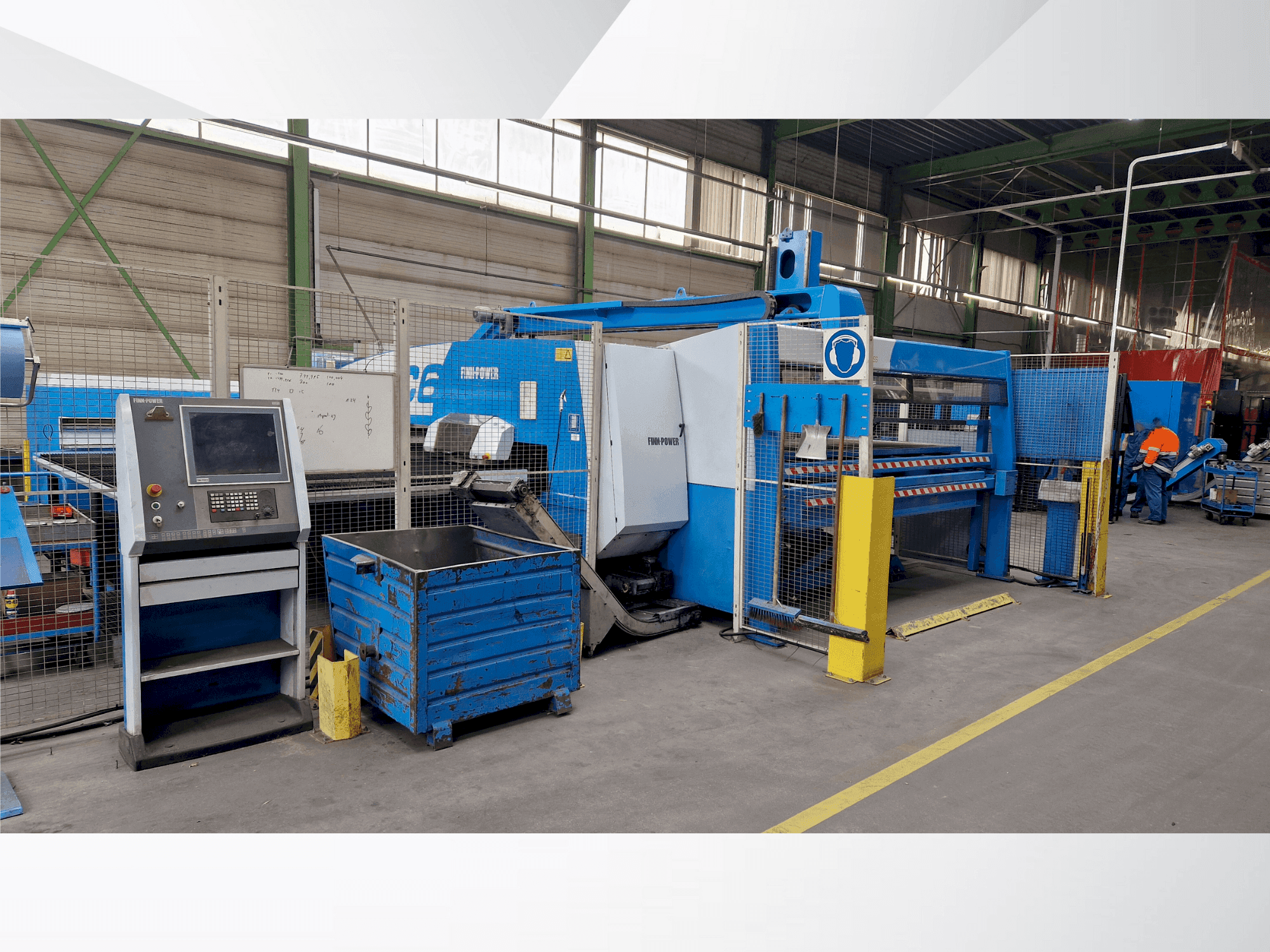 Frontansicht der Finn-Power C6  Maschine