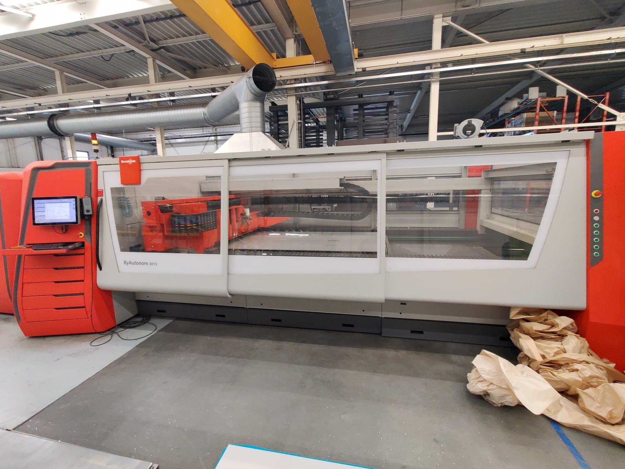 Frontansicht der Bystronic Autonom 3015 6kW CO2  Maschine