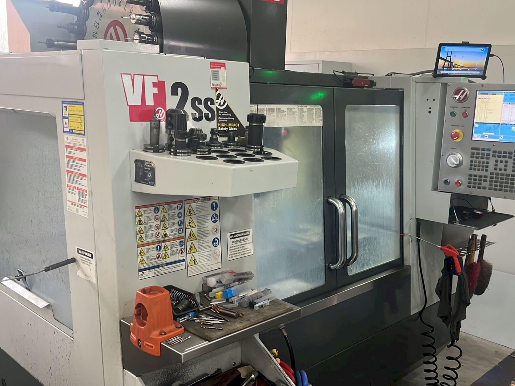 Frontansicht der HAAS VF-2SS  Maschine
