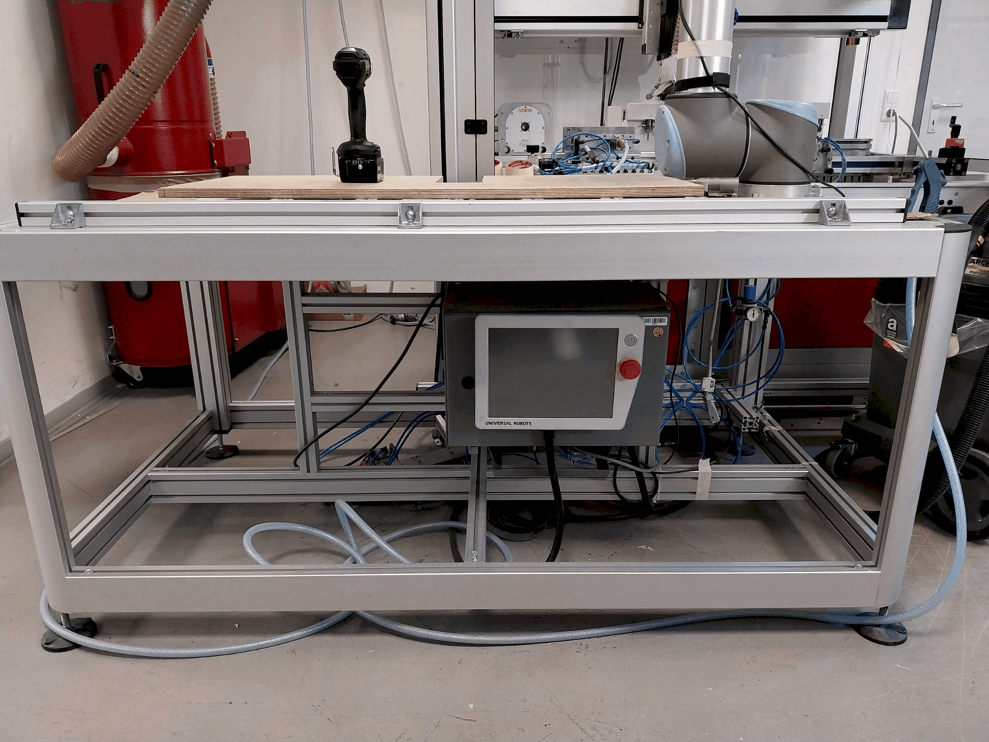 Frontansicht der Universal Robots UR10 CB  Maschine