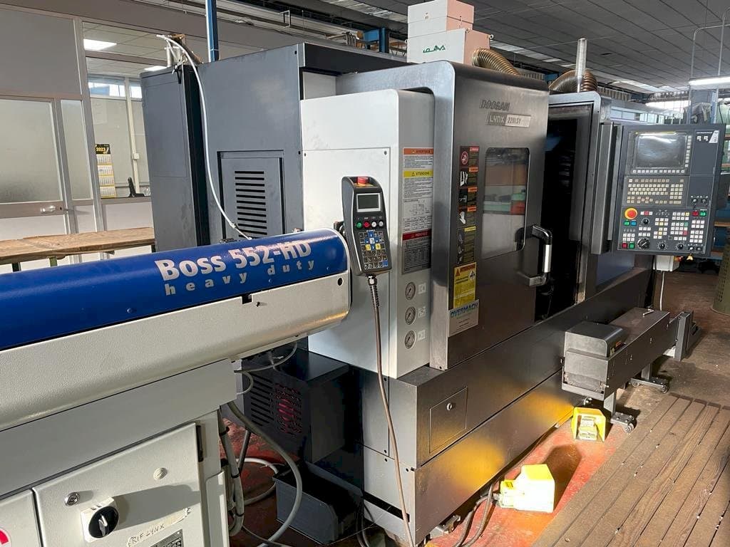 Frontansicht der Doosan LYNX 220LSY  Maschine