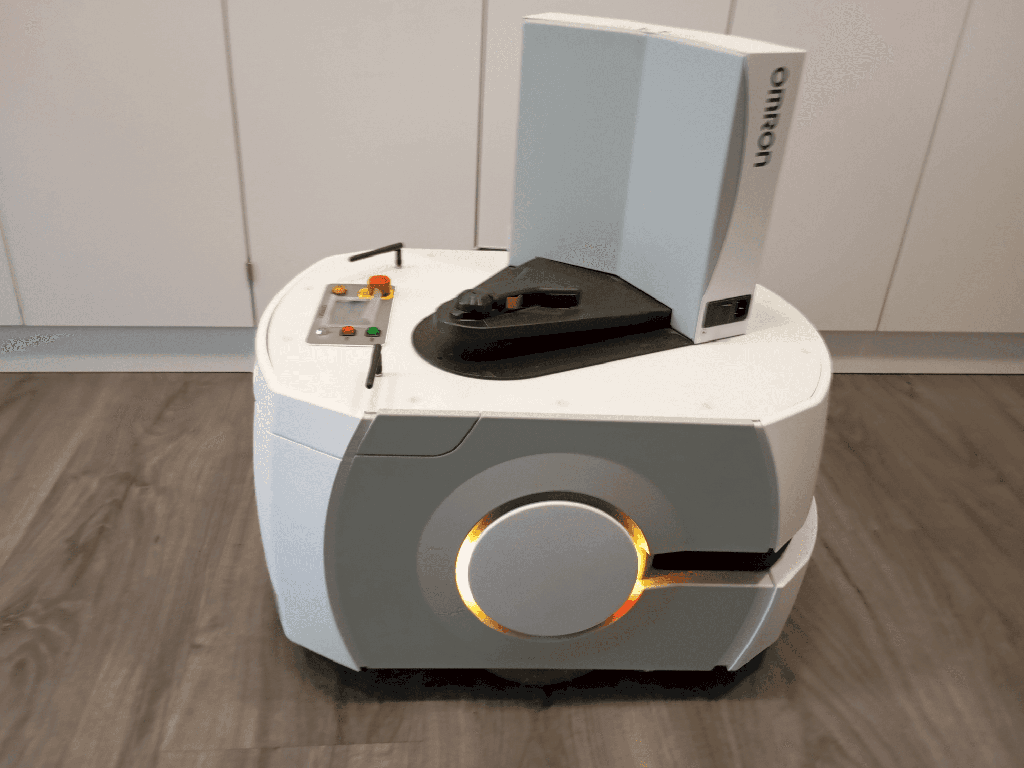 Frontansicht der OMRON LD90  Maschine