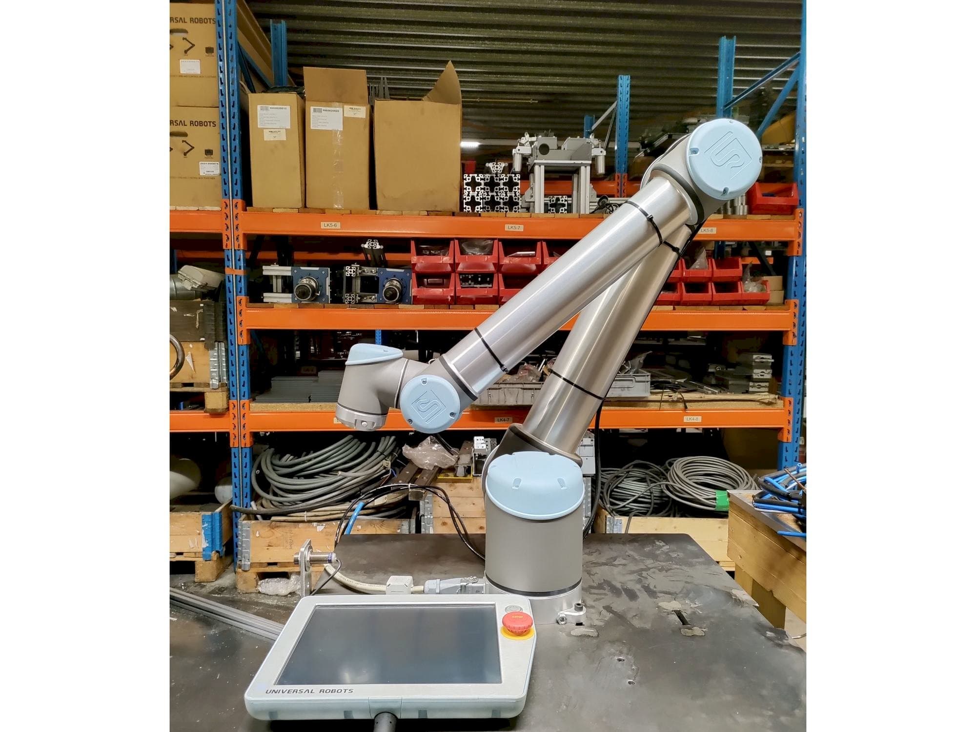 Frontansicht der Universal Robots UR10  Maschine