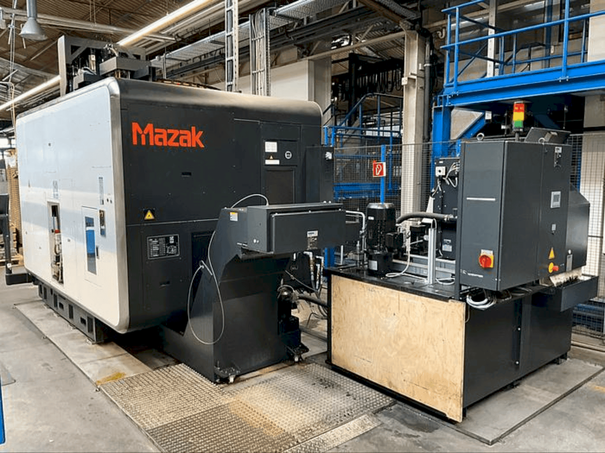 Frontansicht der Mazak VARIAXIS i-700  Maschine