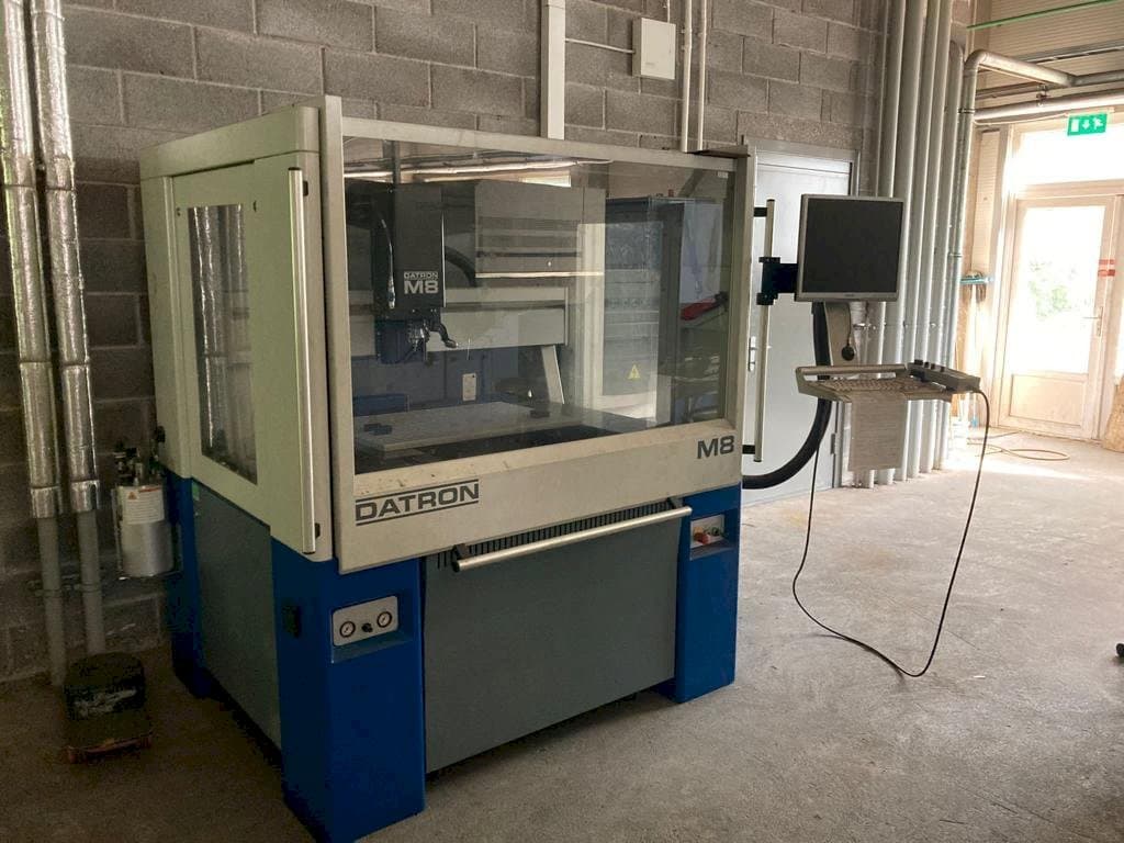 Frontansicht der Datron M8A  Maschine