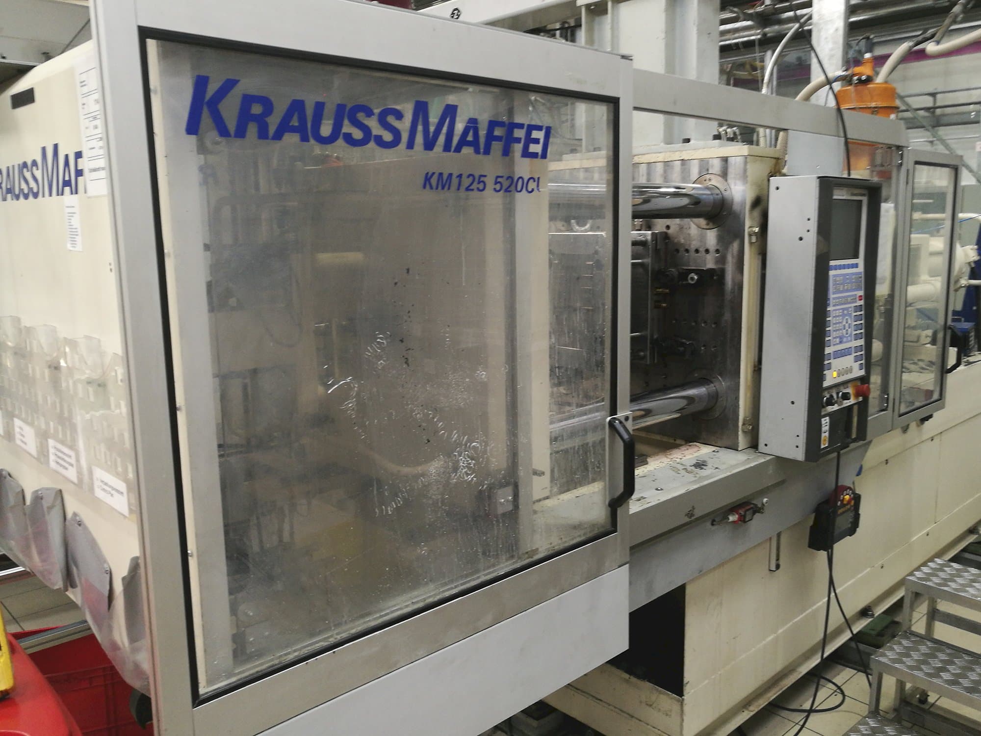Frontansicht der Krauss Maffei KM 125-520 C1 Maschine