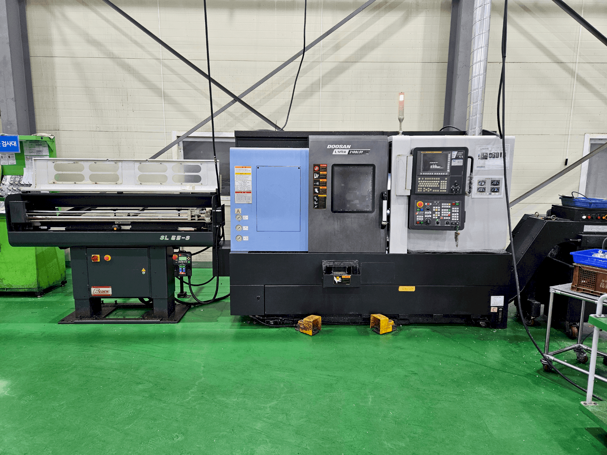 Frontansicht der DOOSAN LYNX 2100 LSYB  Maschine