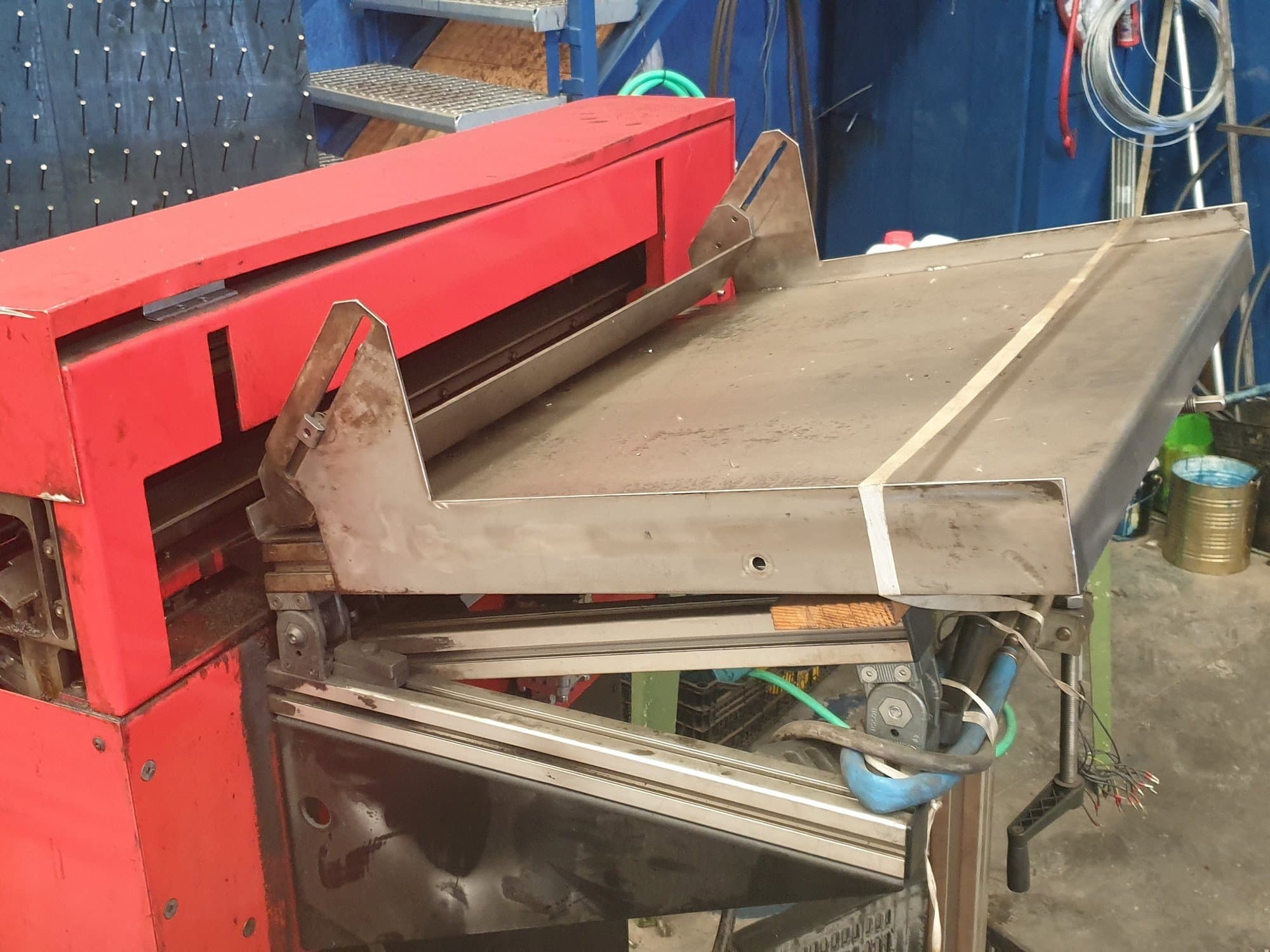 Linke Seitenansicht der EMCO LM 800  Maschine