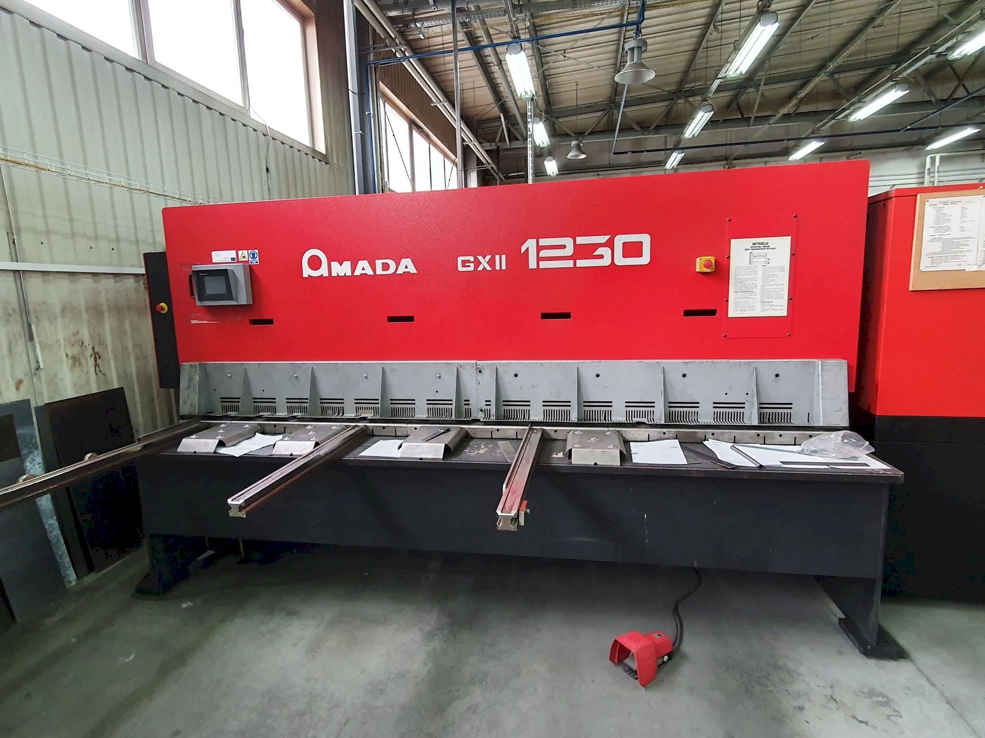 Frontansicht der AMADA GX II 1230  Maschine