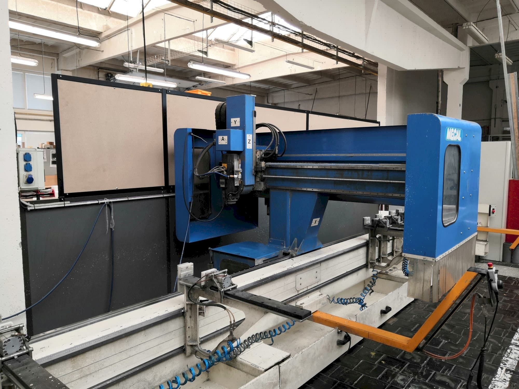 Frontansicht der MECAL MC 304 Pioneer 3  Maschine