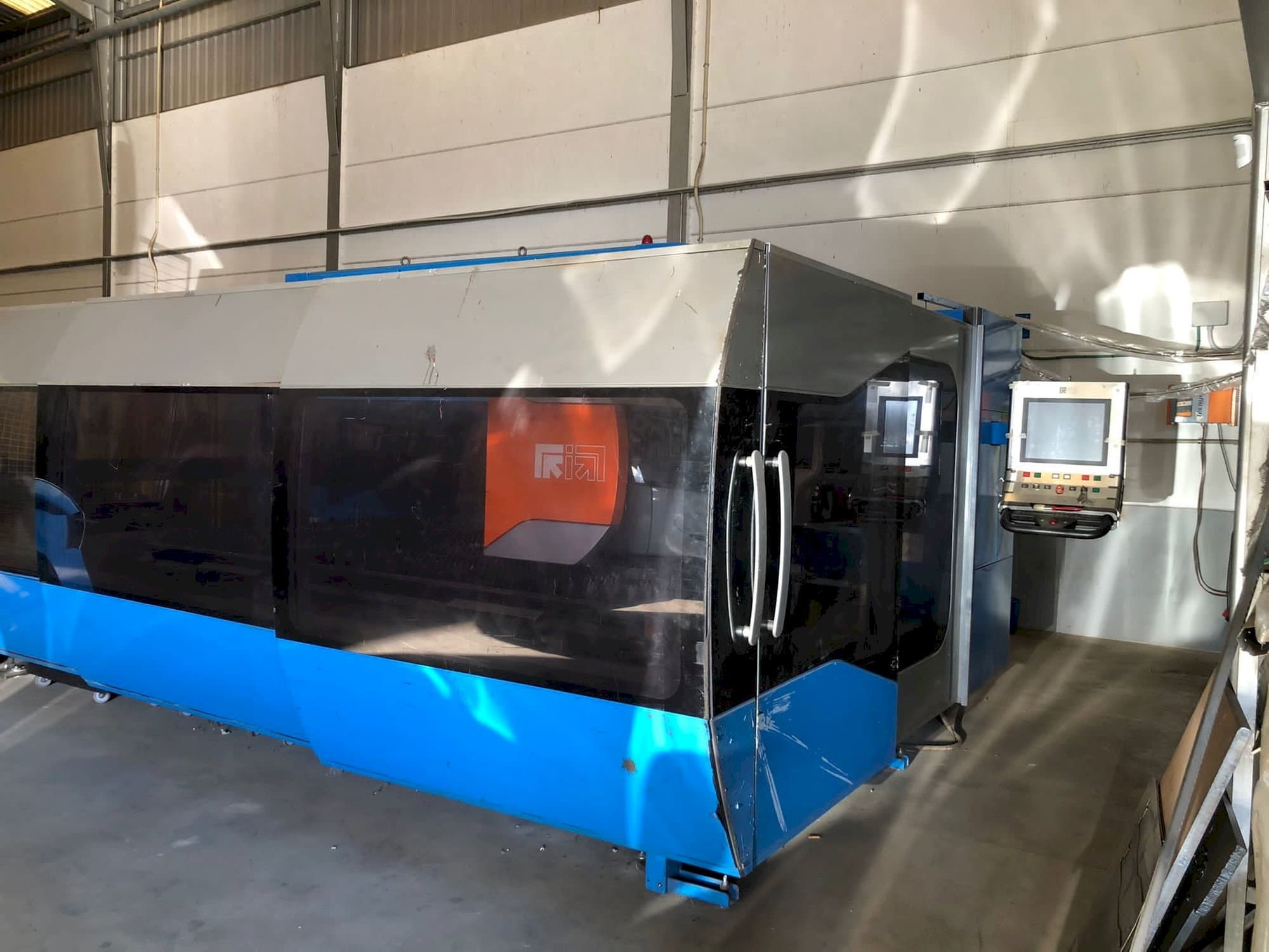 Frontansicht der Prima Power Zaphiro  Maschine