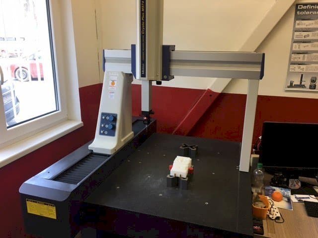 Frontansicht der Mitutoyo Crysta-Plus M 574  Maschine