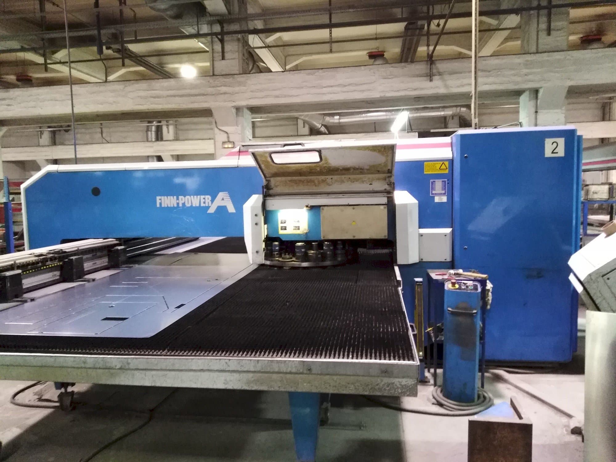 Frontansicht der Finn-Power A5-25 SB  Maschine