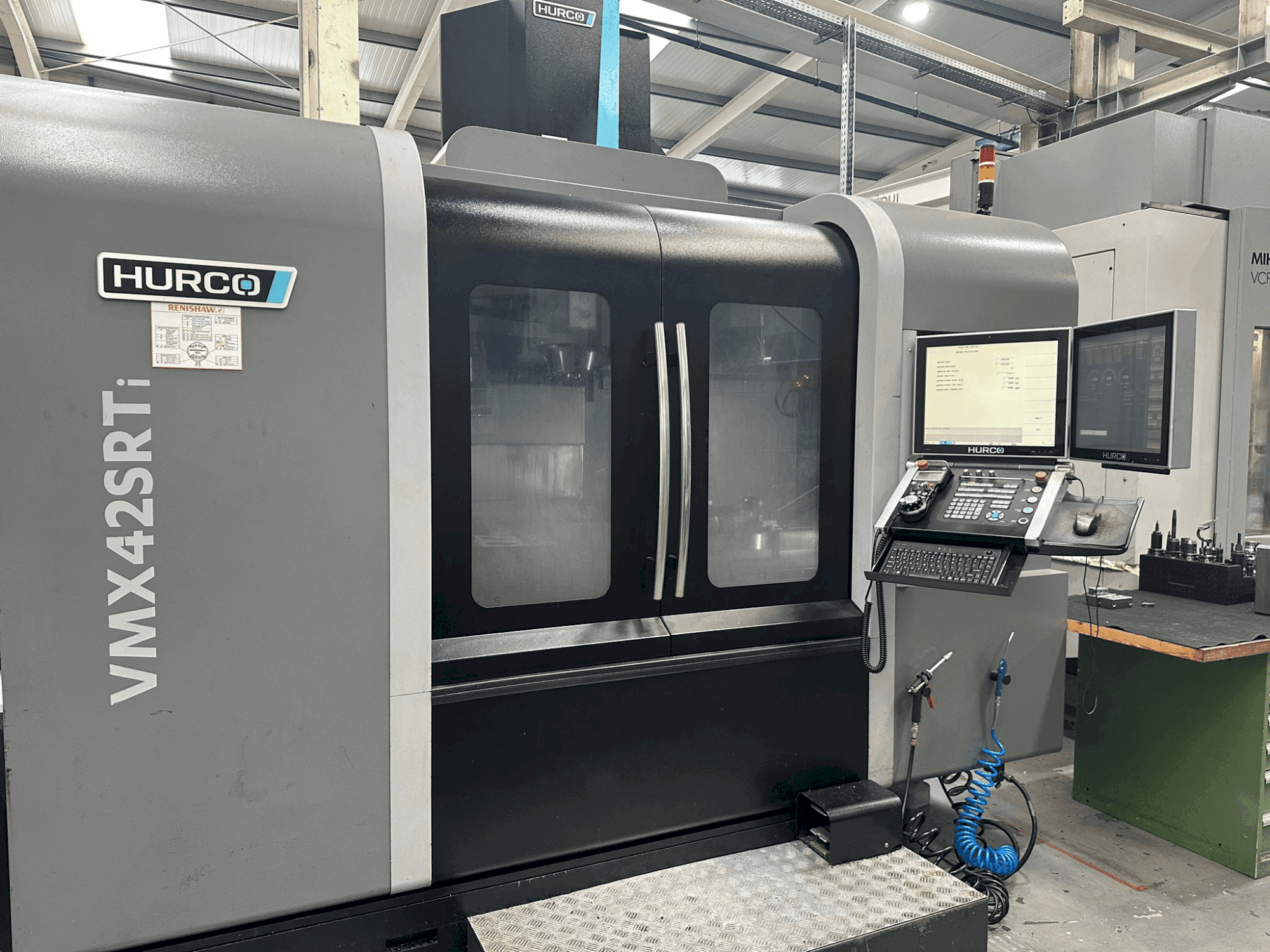 Frontansicht der Hurco VMX 42 SRTi  Maschine