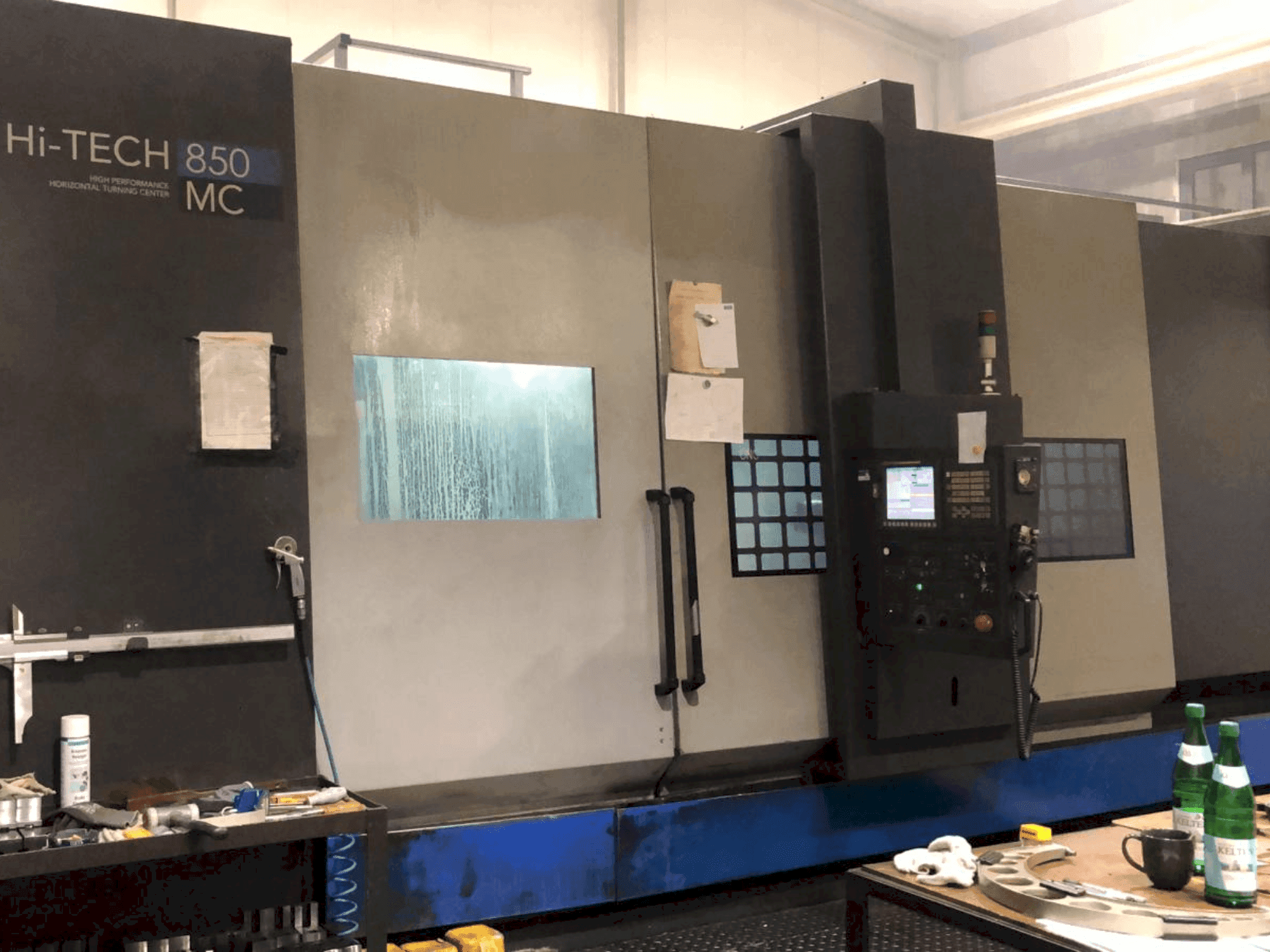 Frontansicht der HWACHEON Hi-Tech 350  Maschine