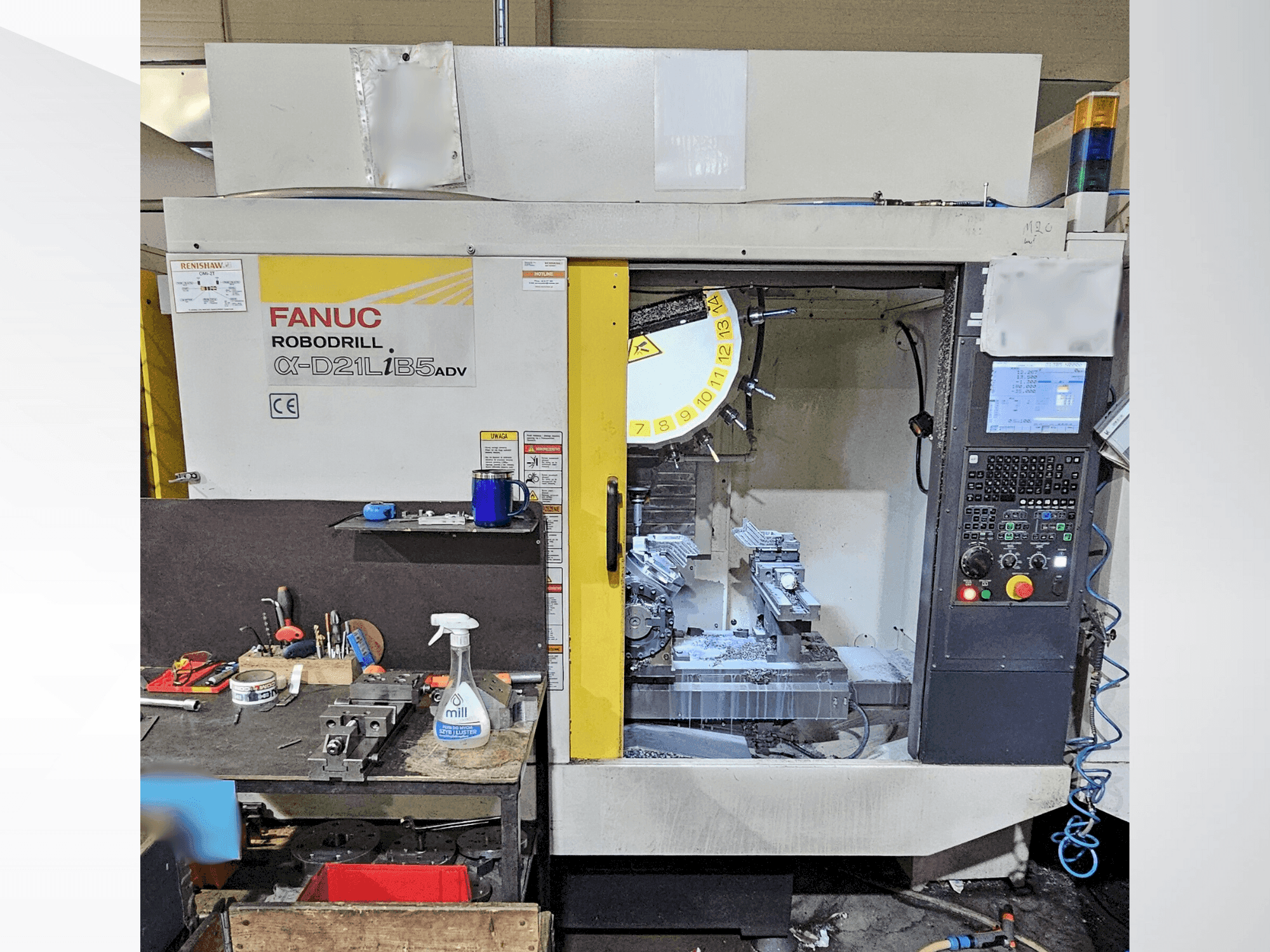 Frontansicht der FANUC Robodrill α-D21LiB5ADV  Maschine