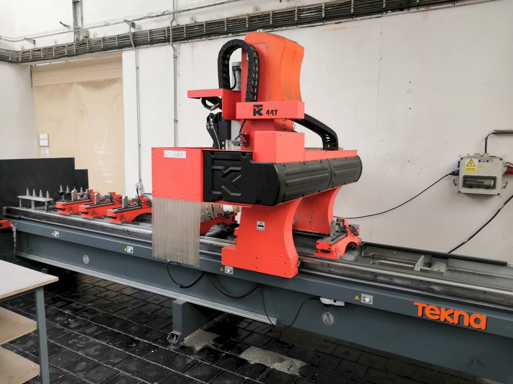 Frontansicht der Tekna TK447/4  Maschine