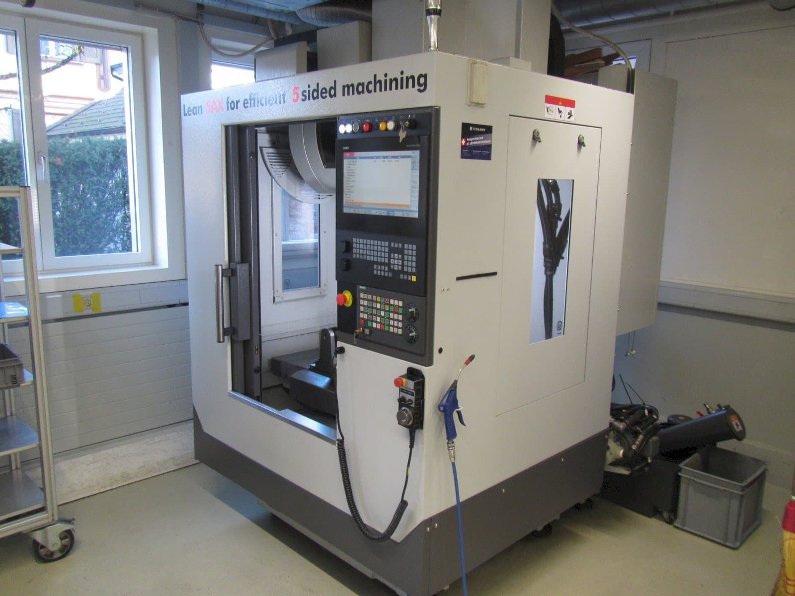 Frontansicht der HARDINGE V480  Maschine