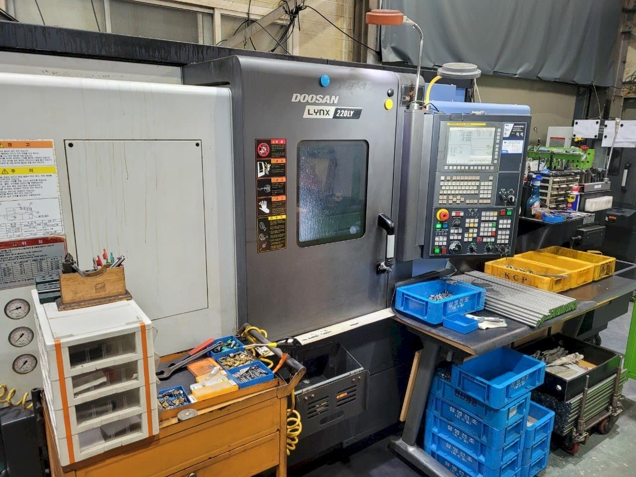 Frontansicht der Doosan LYNX220LYA Maschine