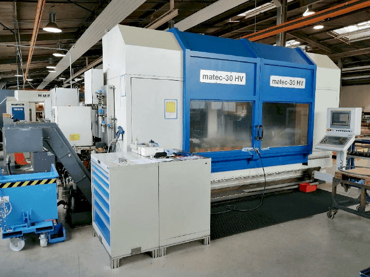 Frontansicht der Matec 30 HV  Maschine